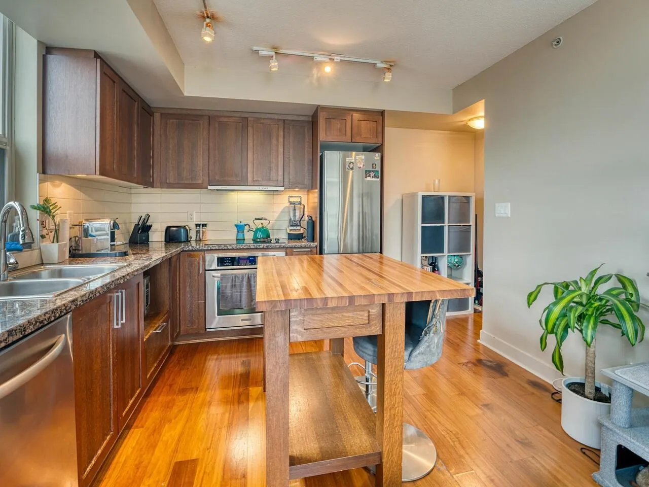 710 2228 W Broadway