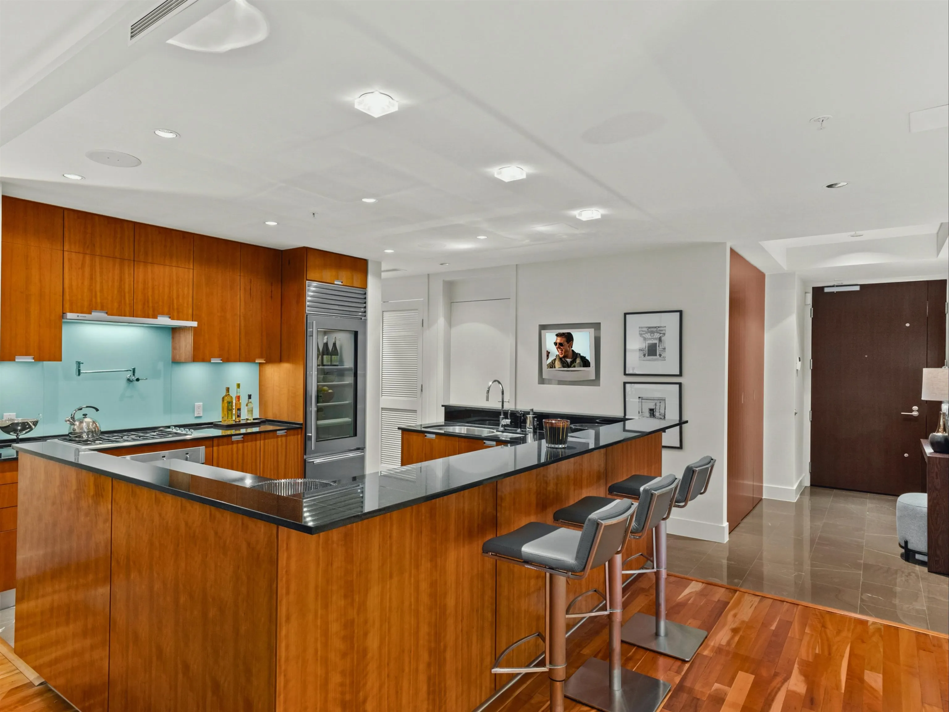 2803 1077 W Cordova Street