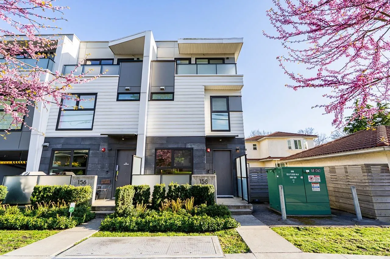 158 W Woodstock Avenue