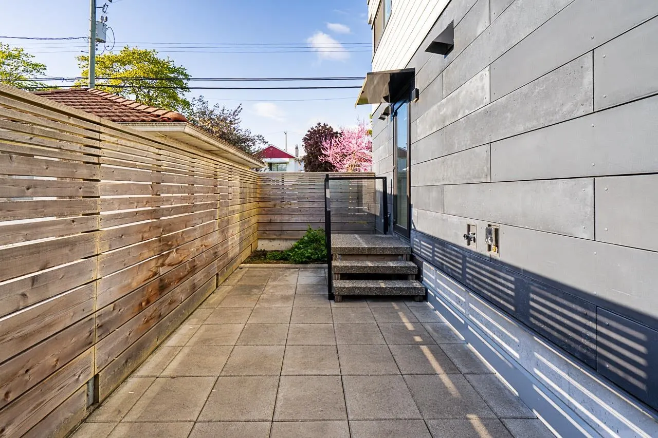 158 W Woodstock Avenue