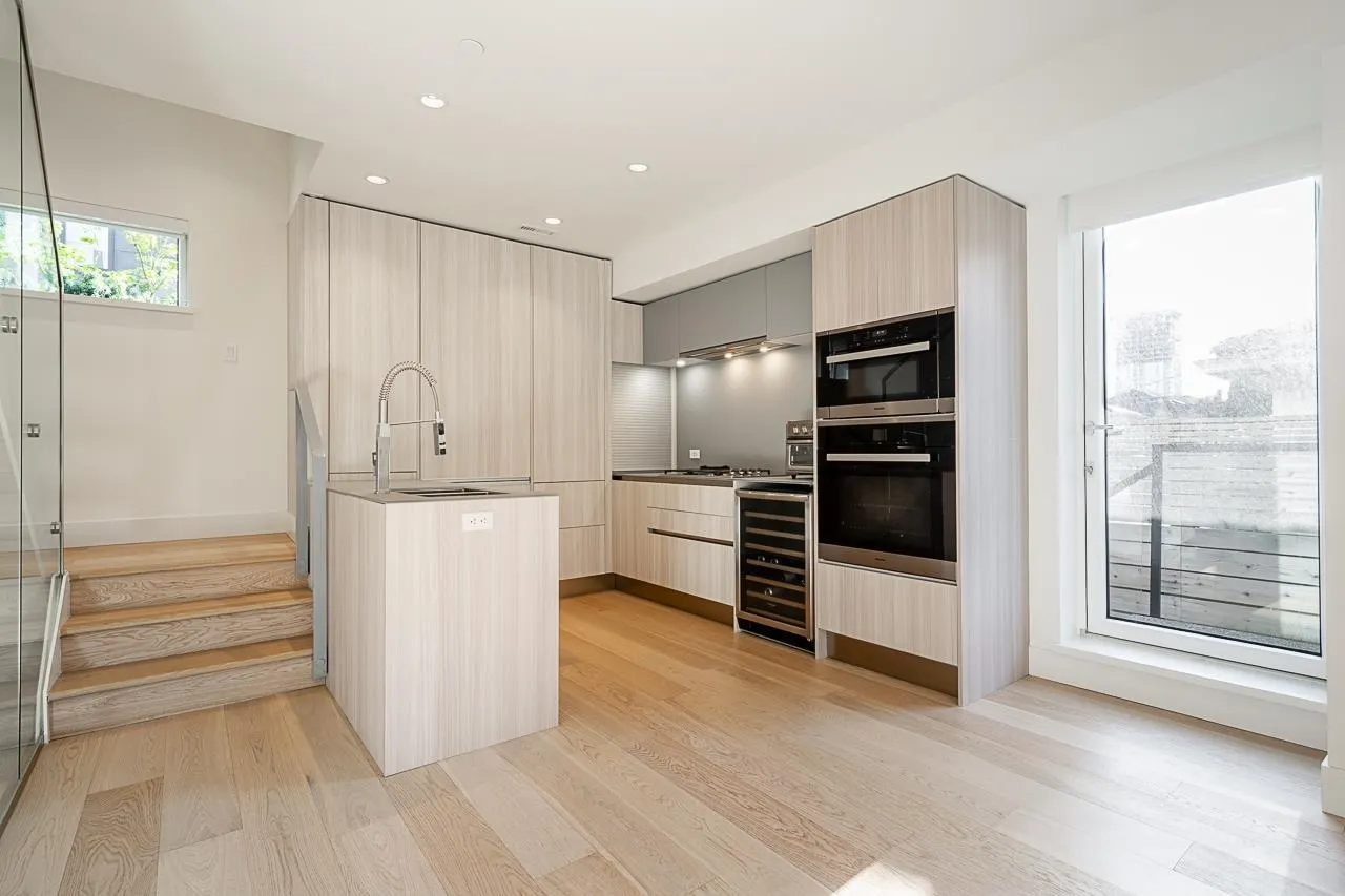 158 W Woodstock Avenue