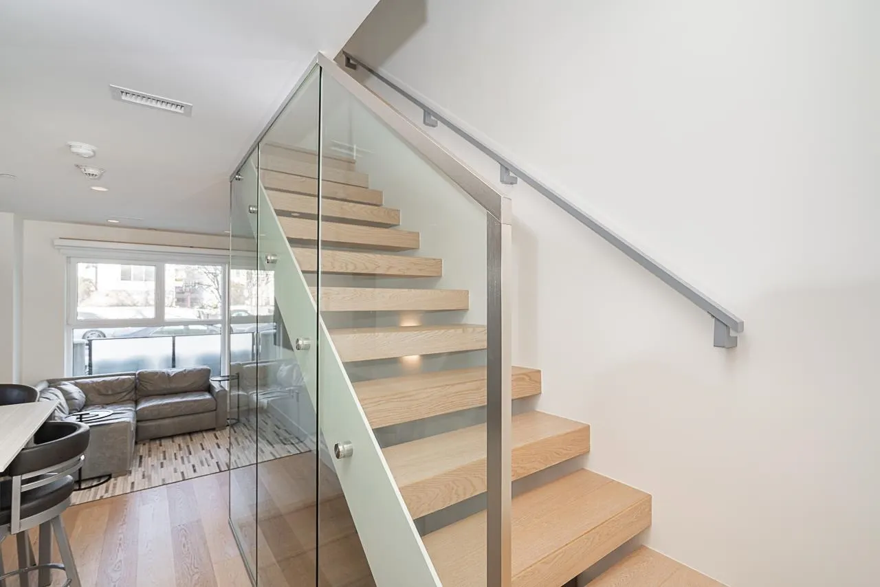 158 W Woodstock Avenue