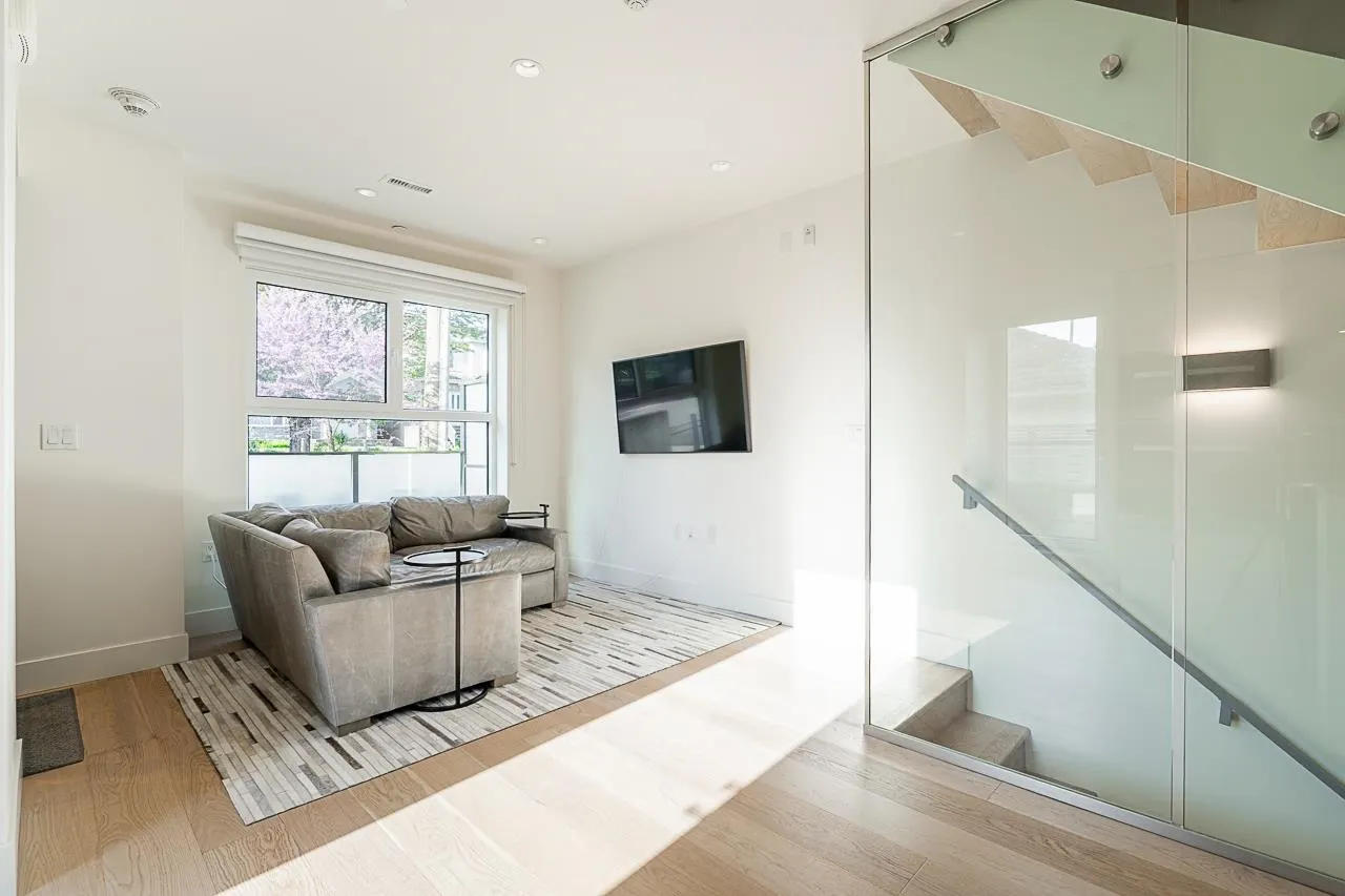 158 W Woodstock Avenue