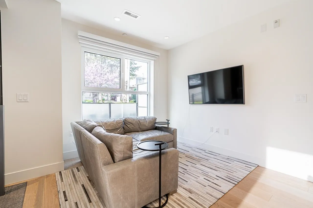 158 W Woodstock Avenue