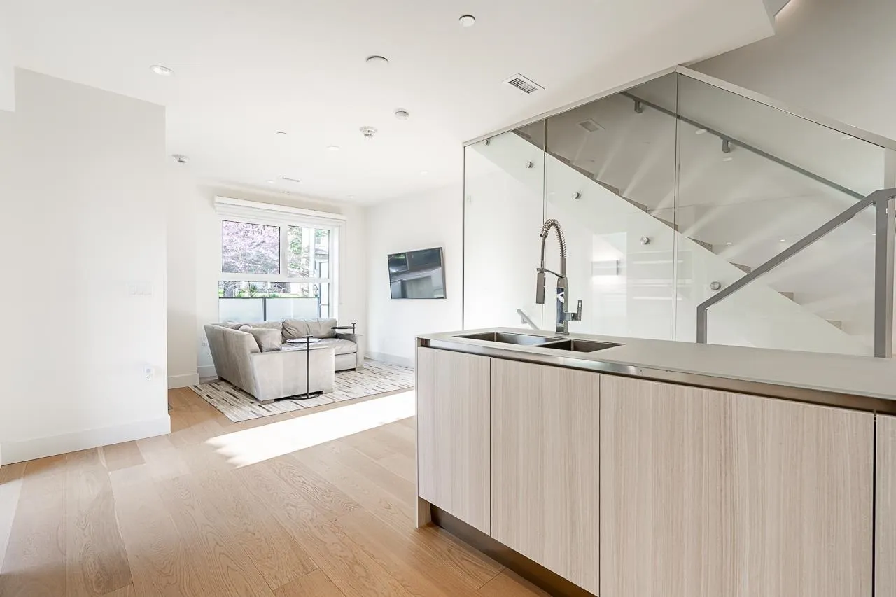 158 W Woodstock Avenue