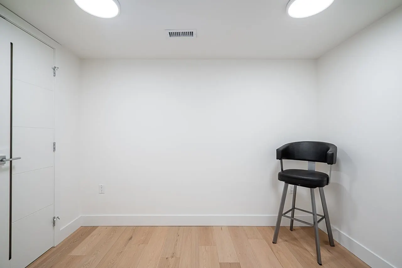 158 W Woodstock Avenue