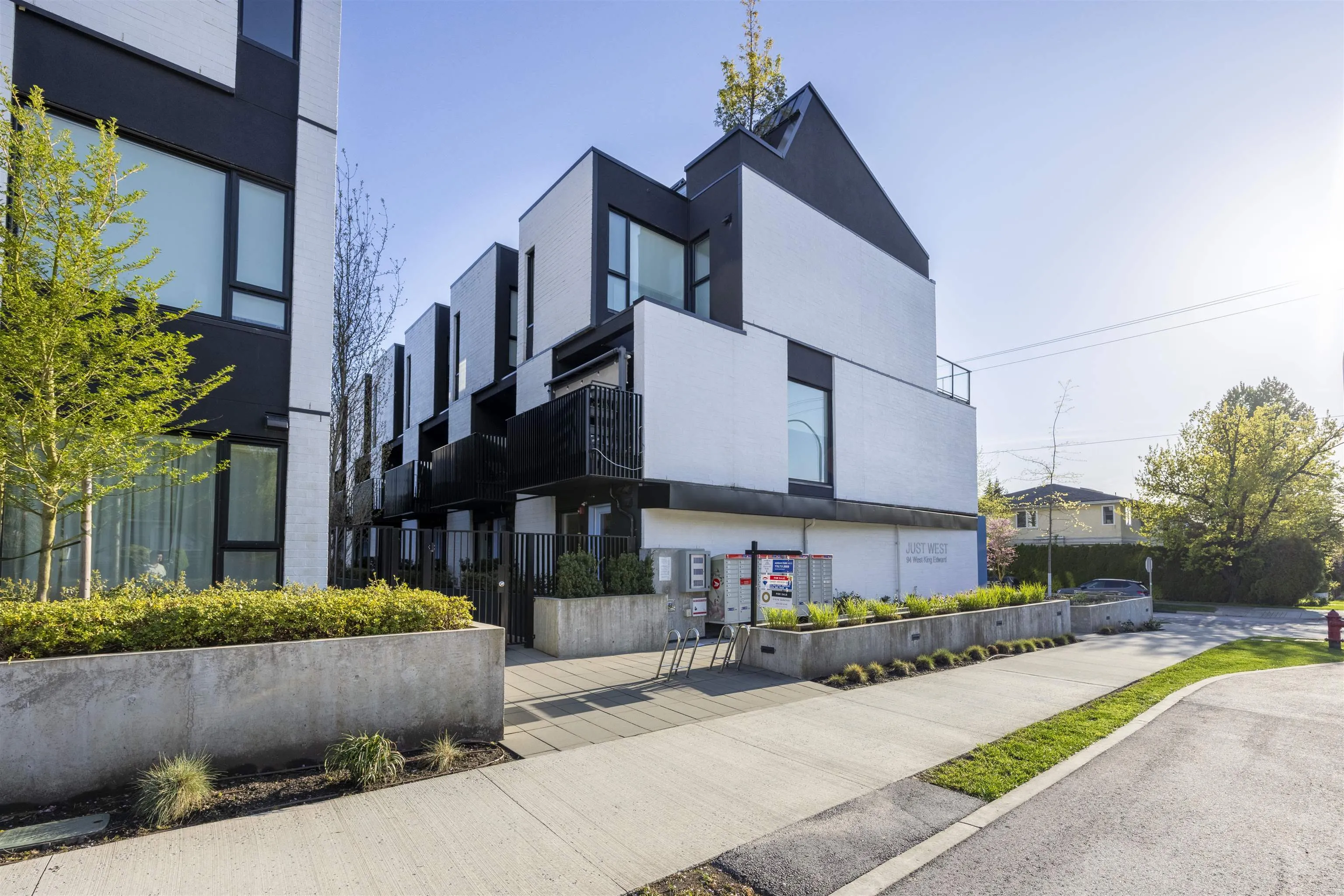 24 94 W King Edward Avenue