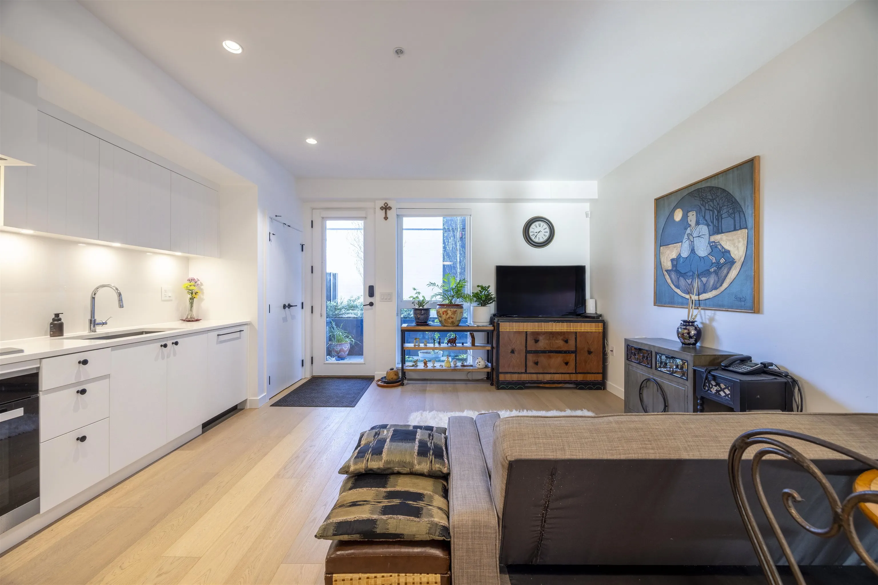 24 94 W King Edward Avenue