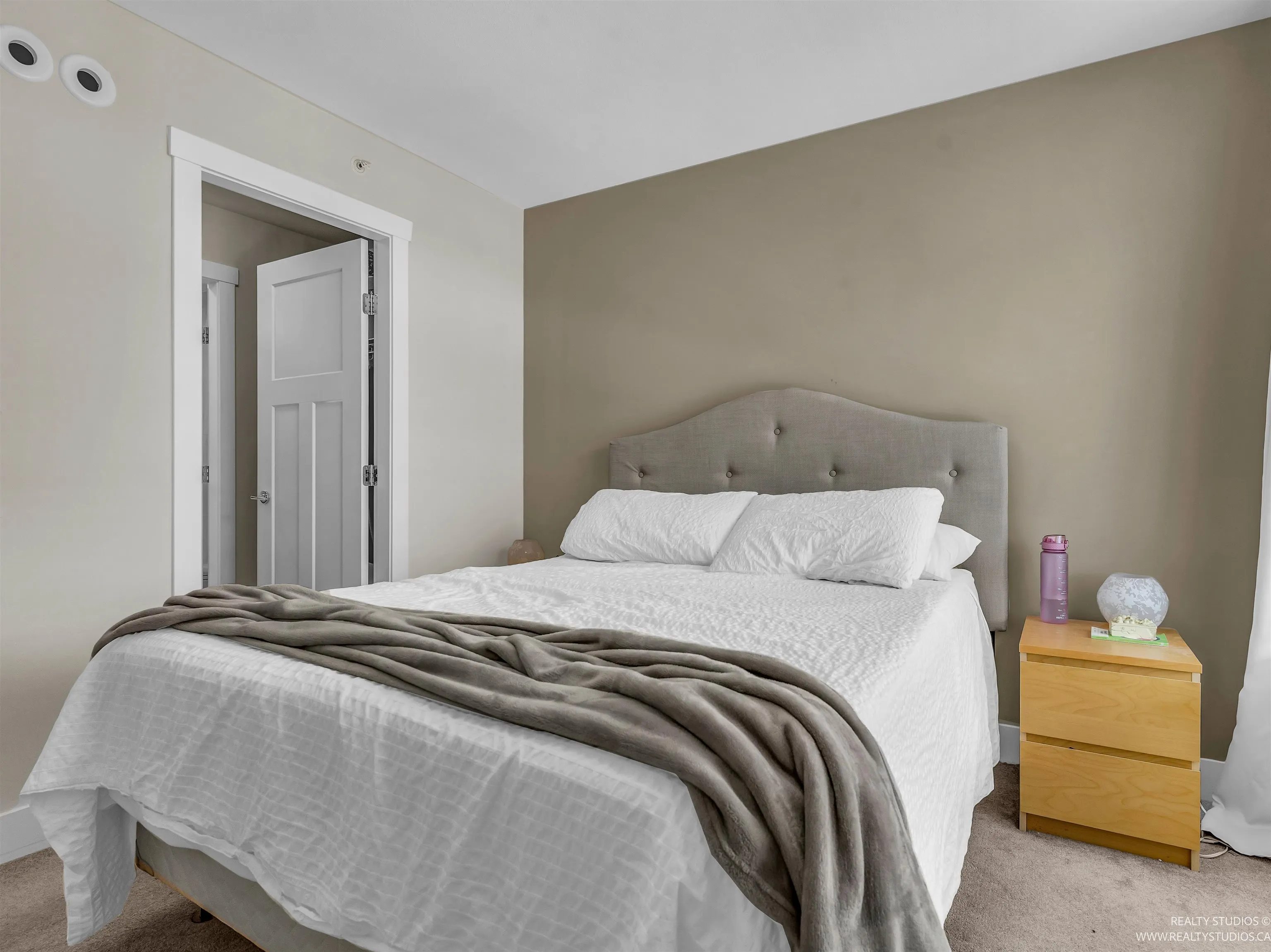 559 4688 Hawk Lane