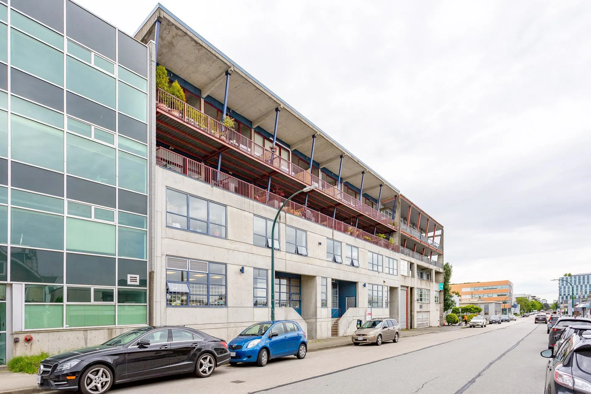 303 128 W 6th Avenue