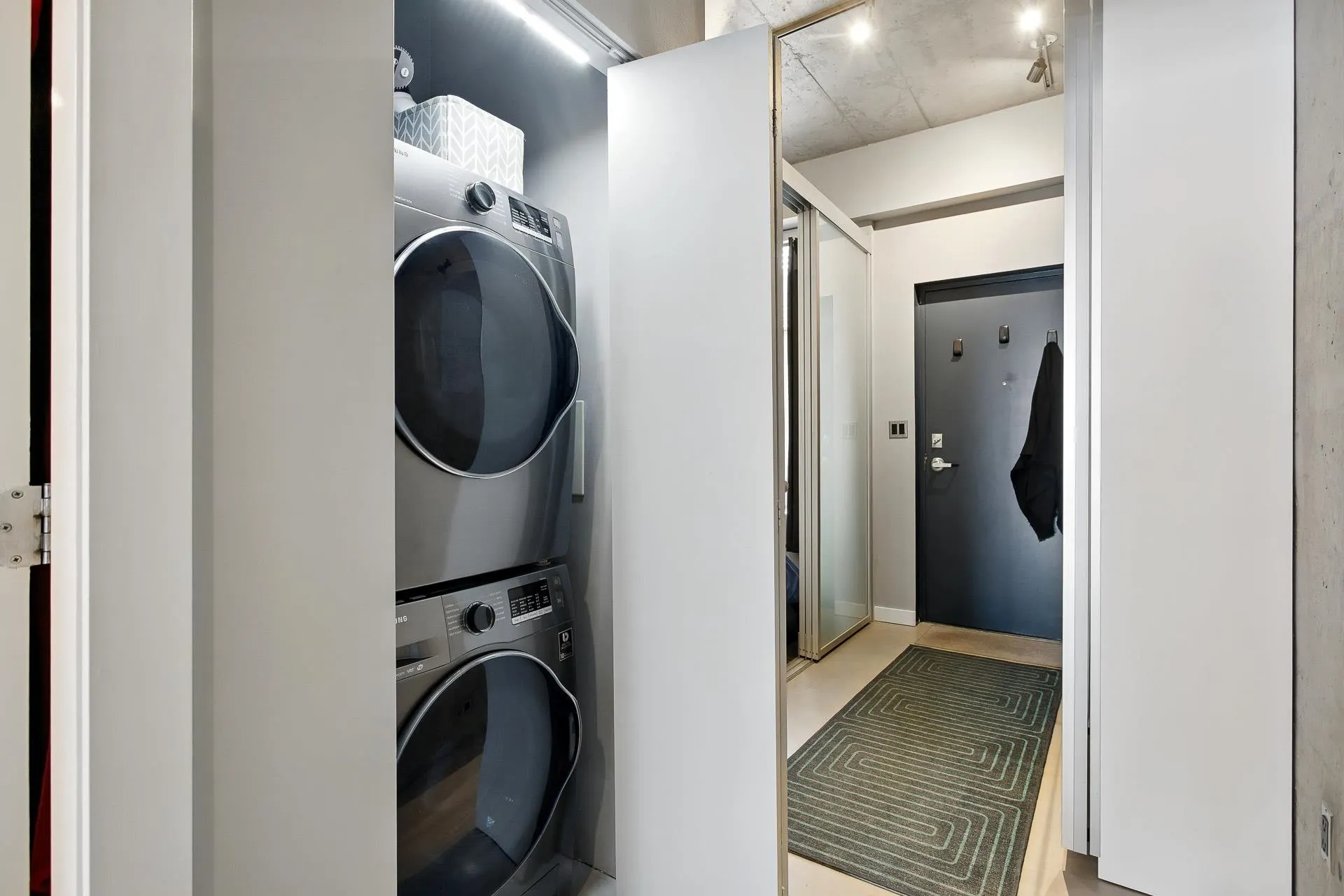 303 128 W 6th Avenue