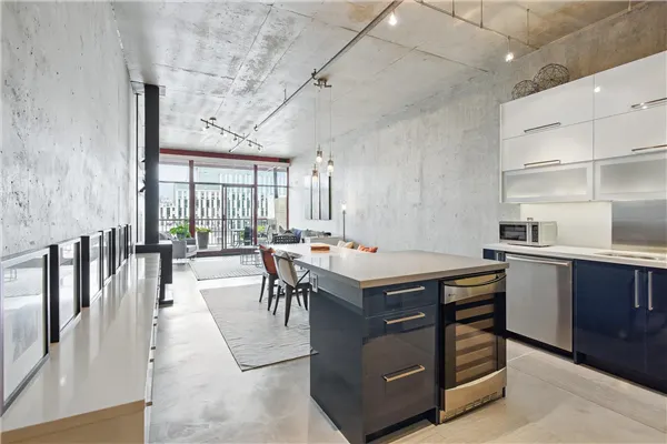 303 128 W 6th Avenue