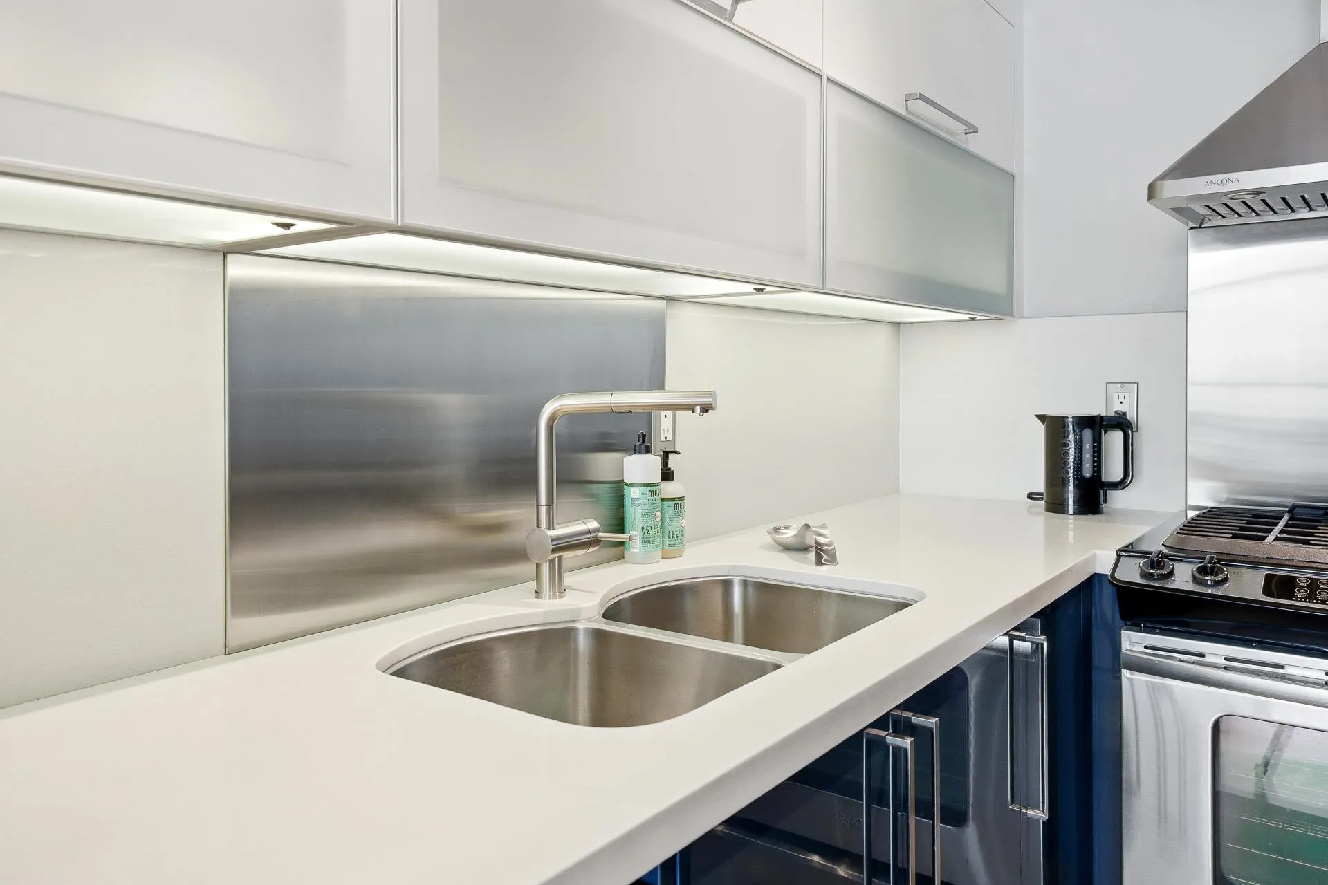 303 128 W 6th Avenue