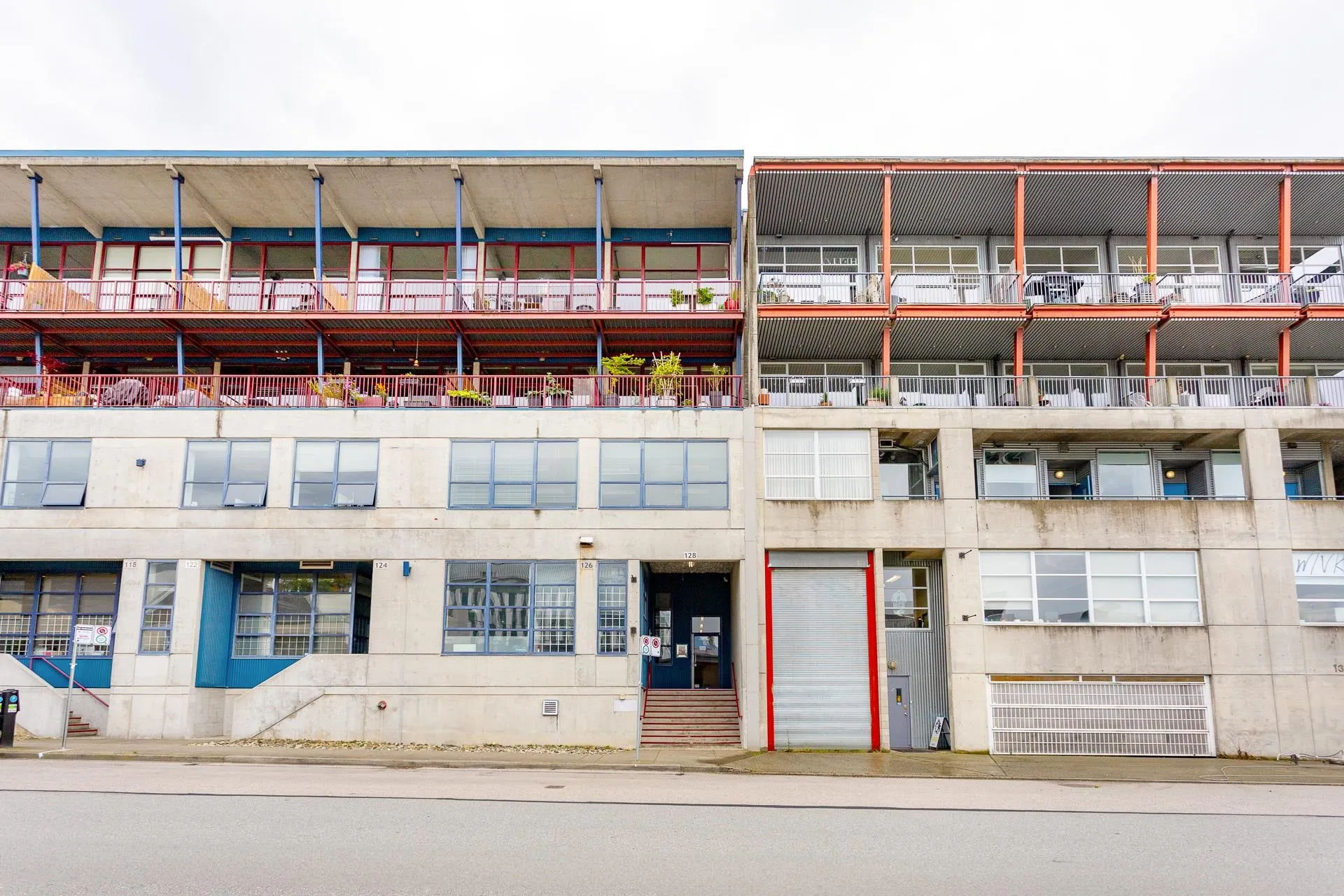 303 128 W 6th Avenue