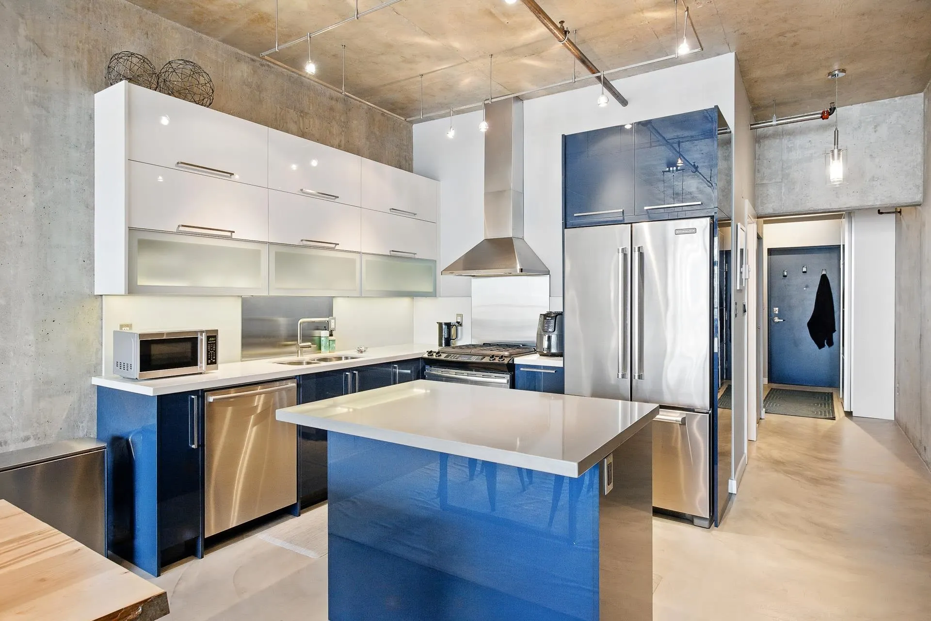 303 128 W 6th Avenue