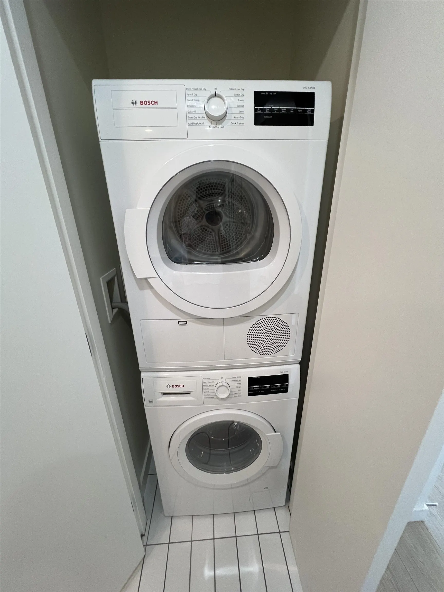 2303 4815 Eldorado Mews