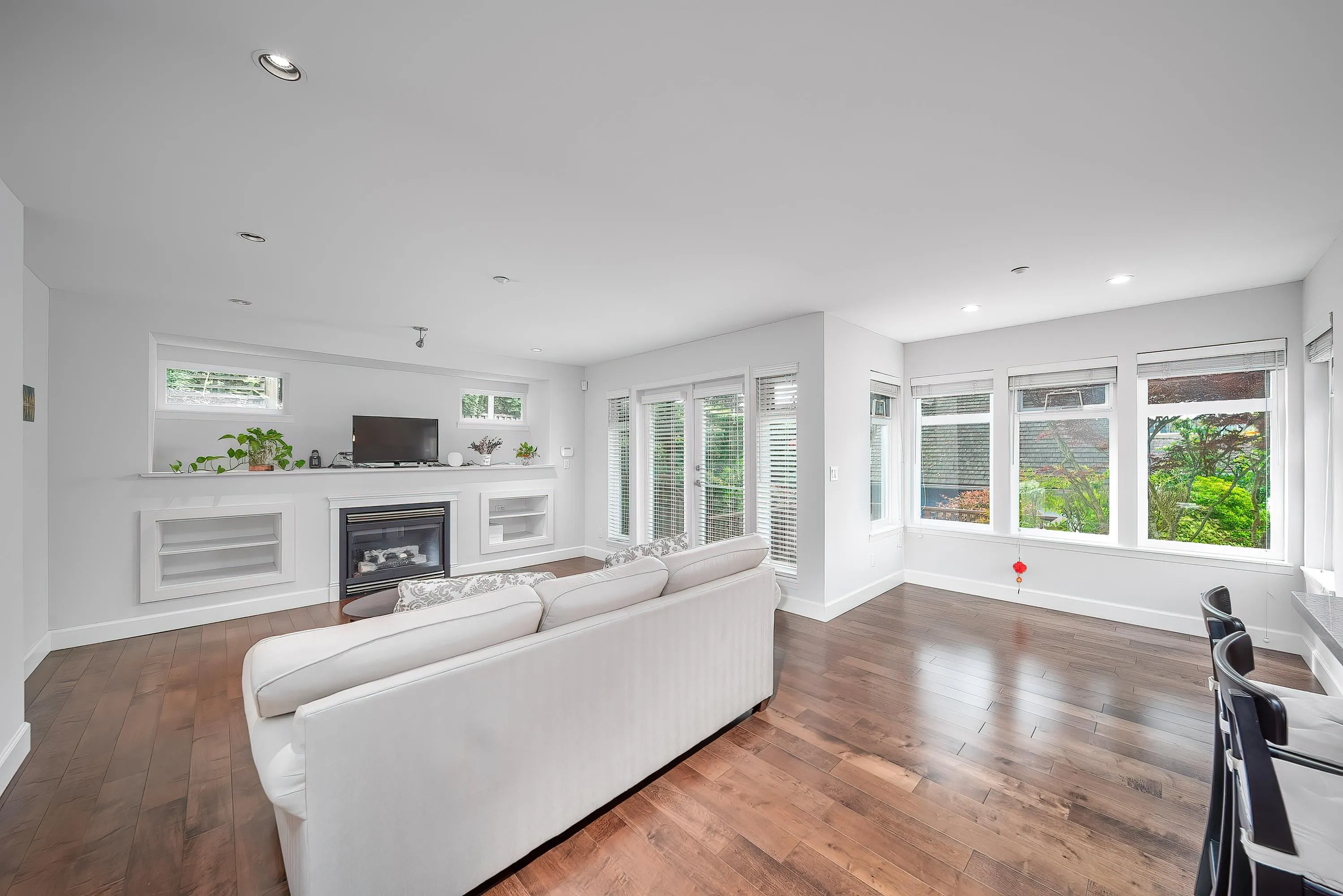 2716 W 37th Avenue