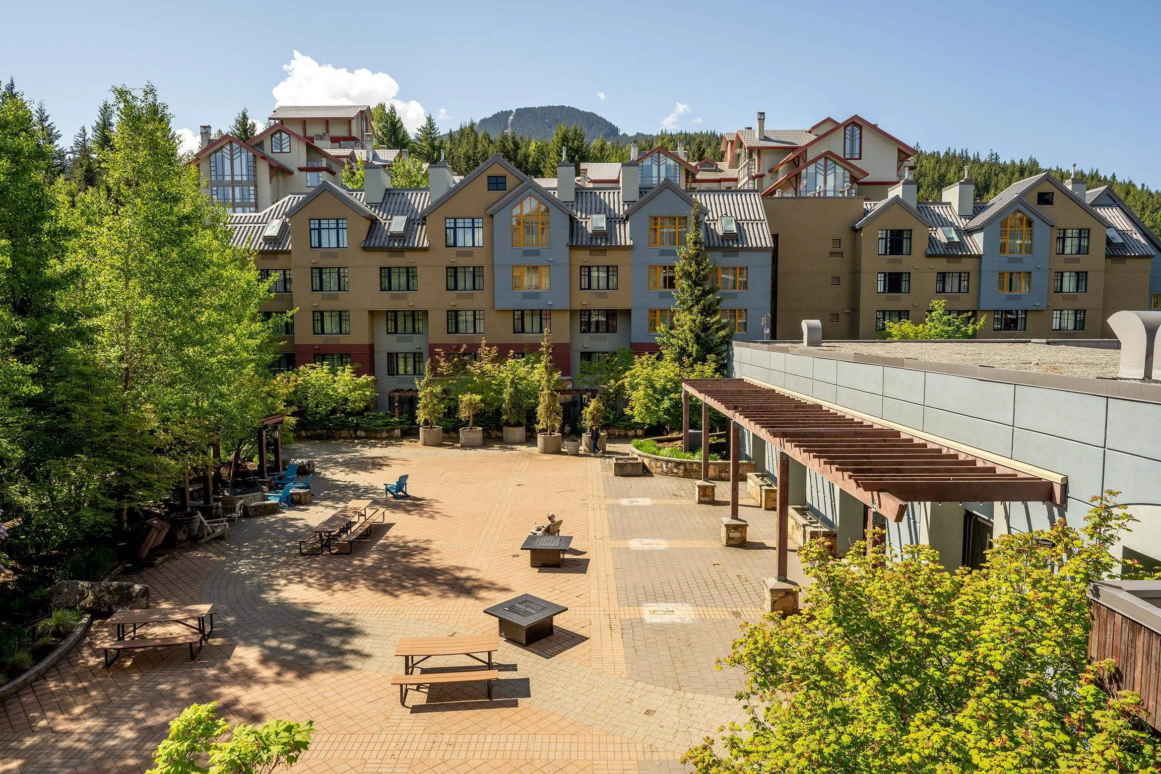 210/212 4050 Whistler Way