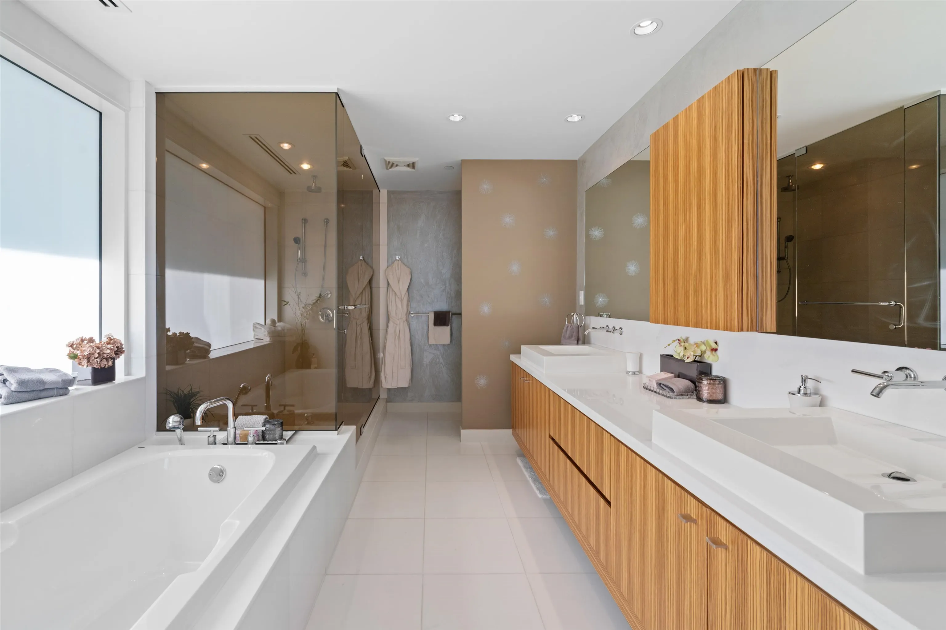 2202 1139 W Cordova Street