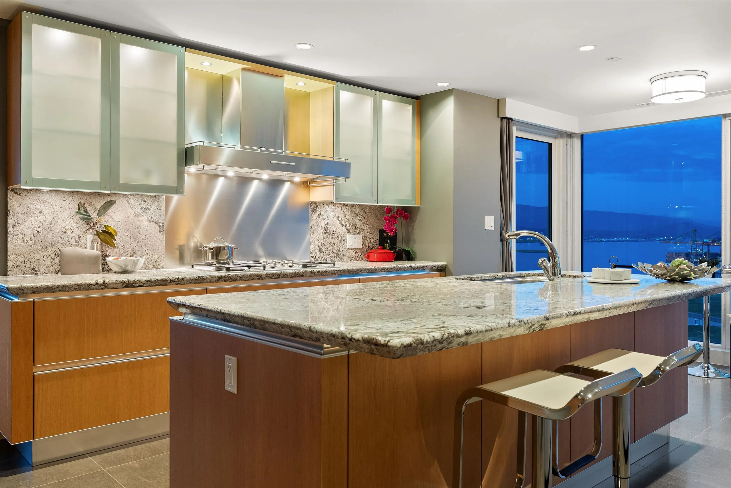 2202 1139 W Cordova Street
