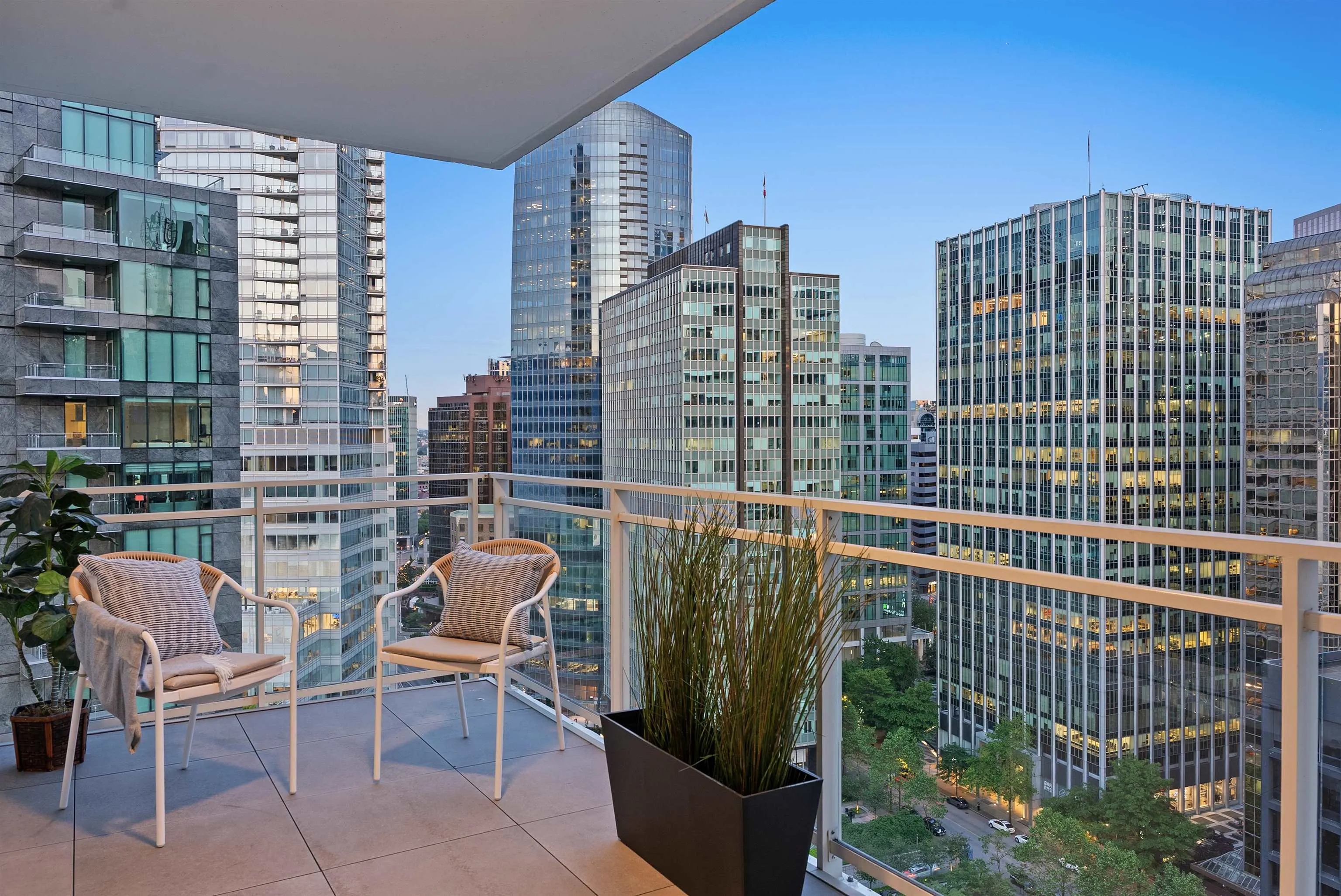2202 1139 W Cordova Street