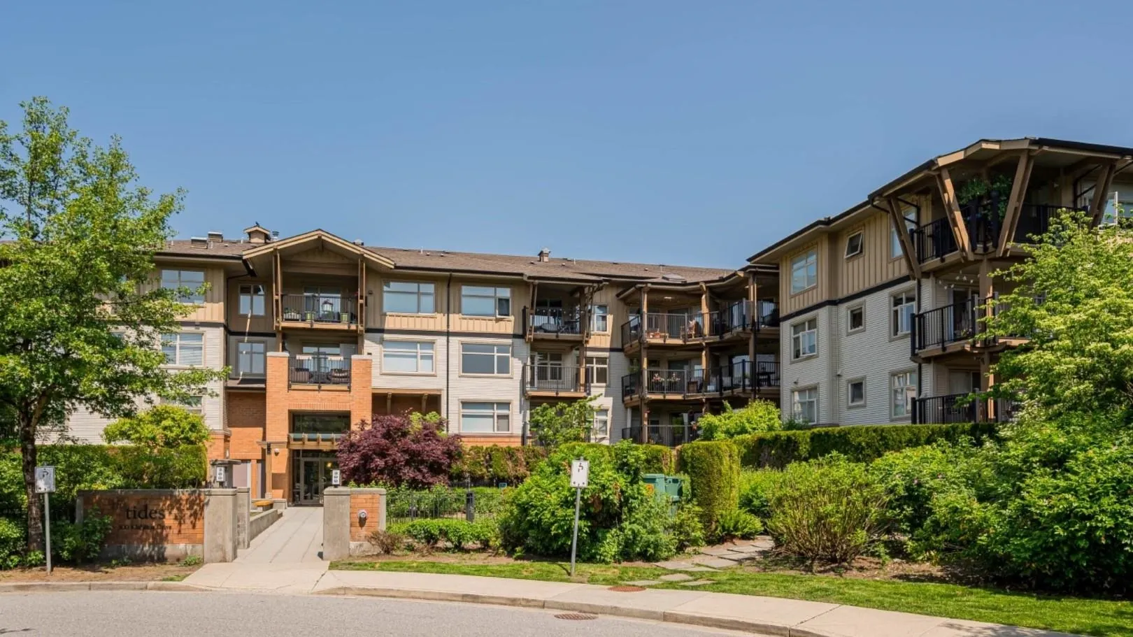302 300 Klahanie Drive