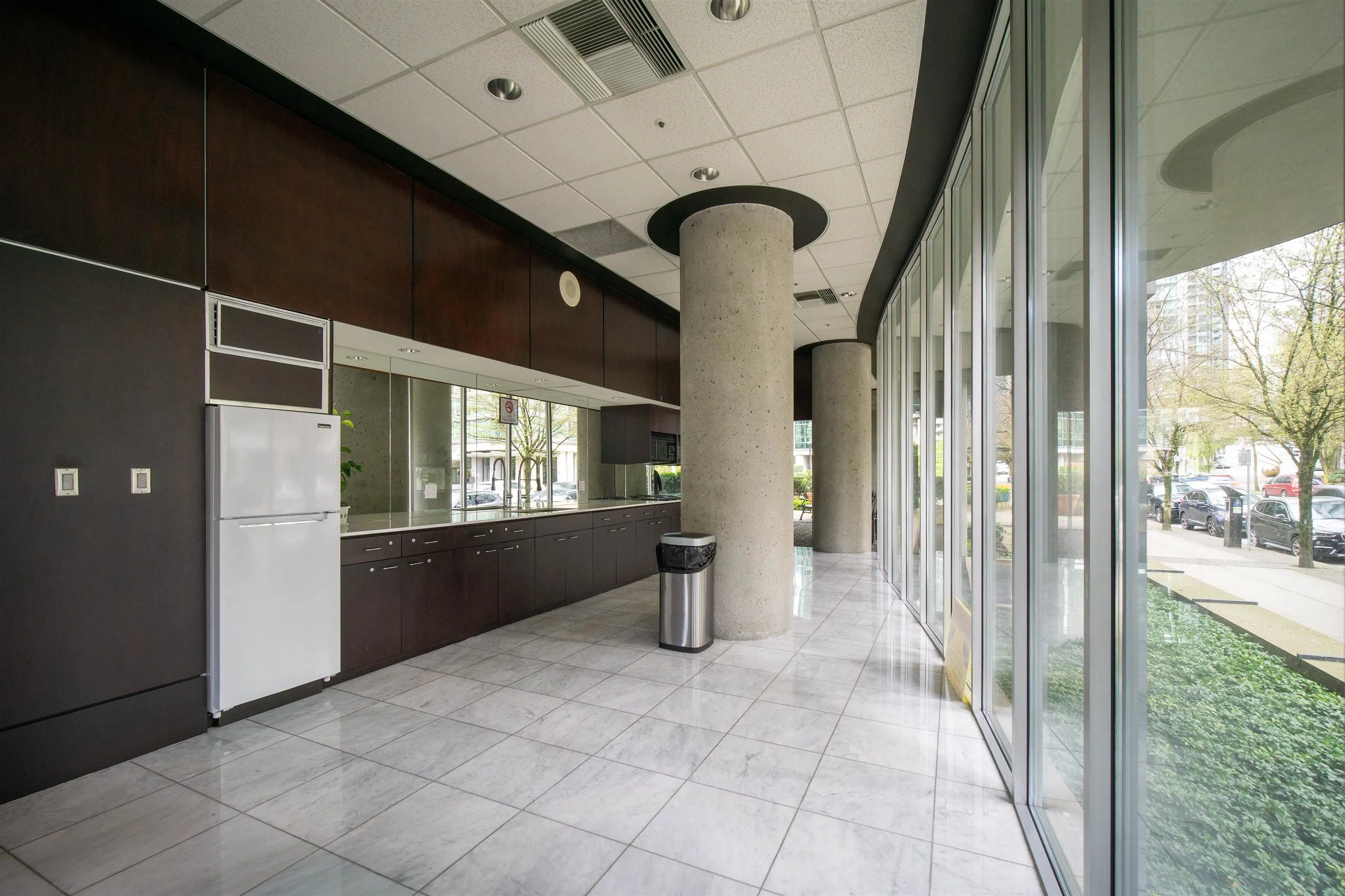 302 588 Broughton Street