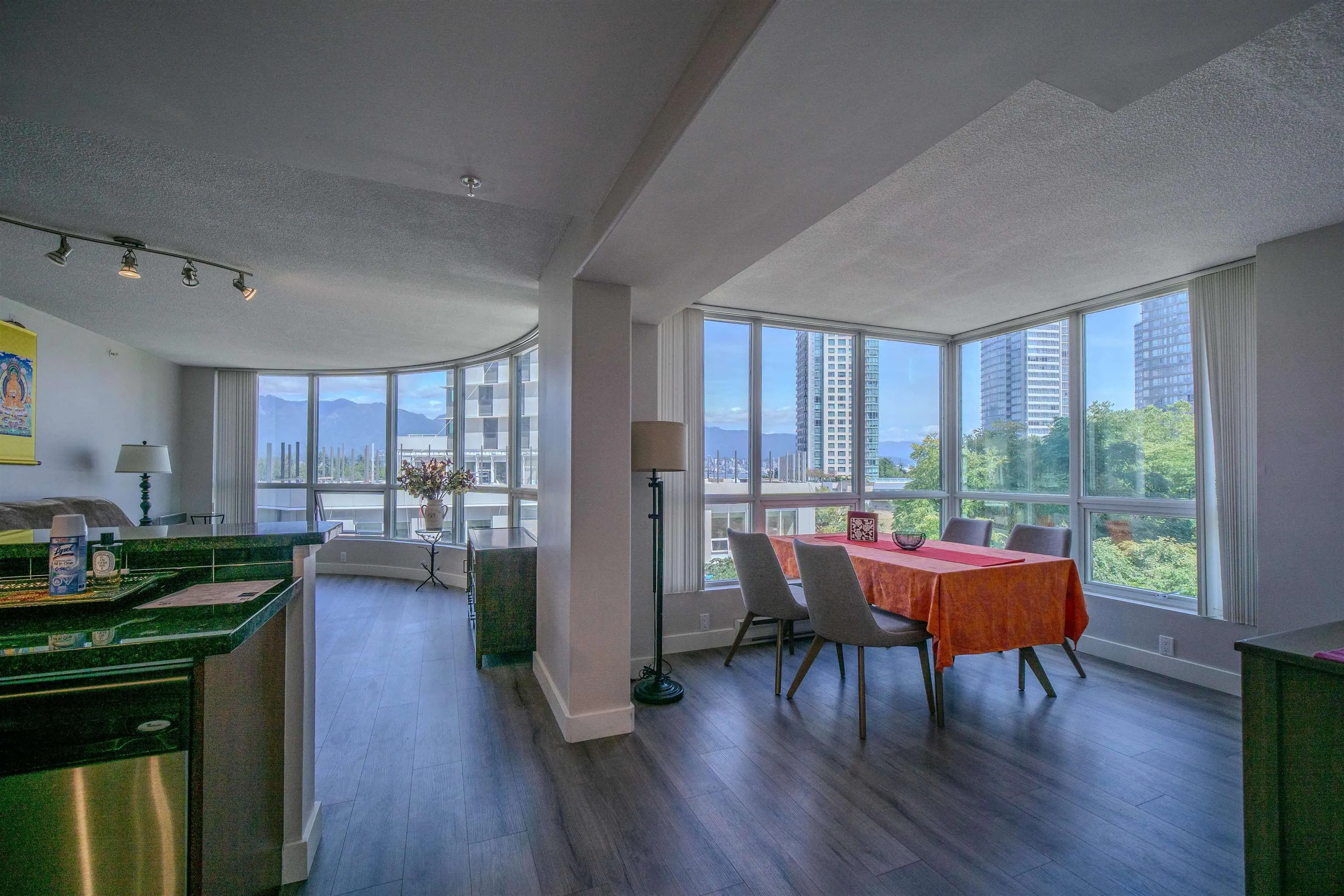 302 588 Broughton Street