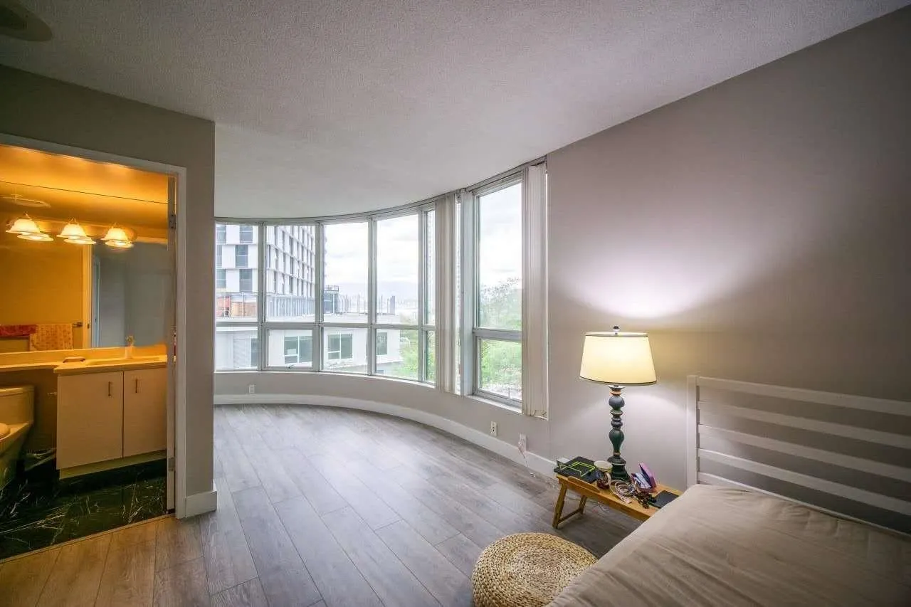 302 588 Broughton Street