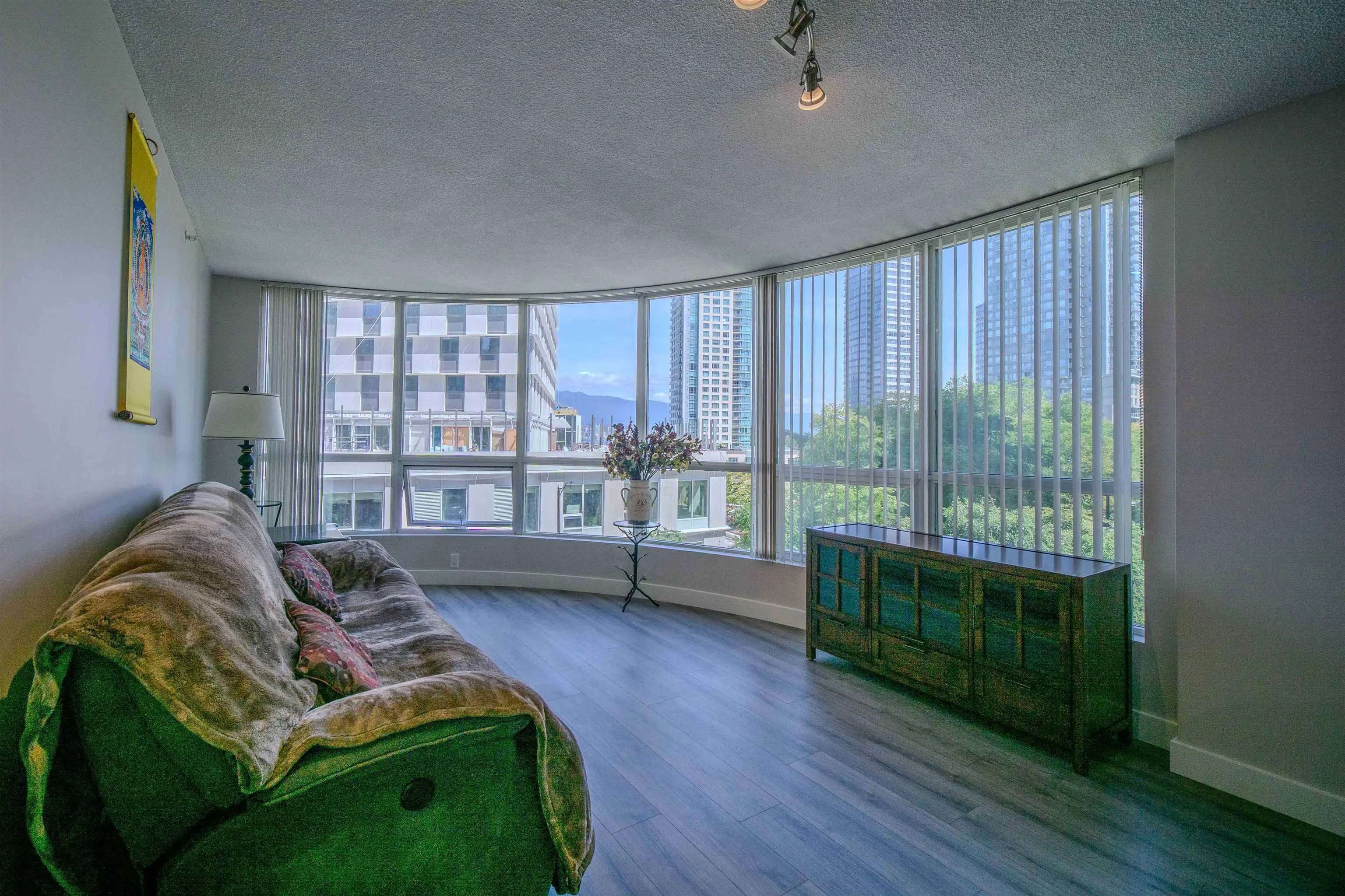 302 588 Broughton Street