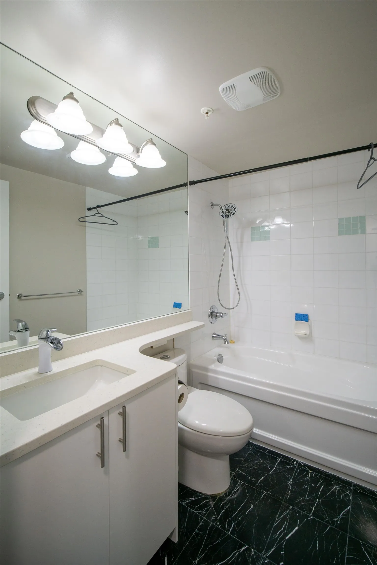 302 588 Broughton Street