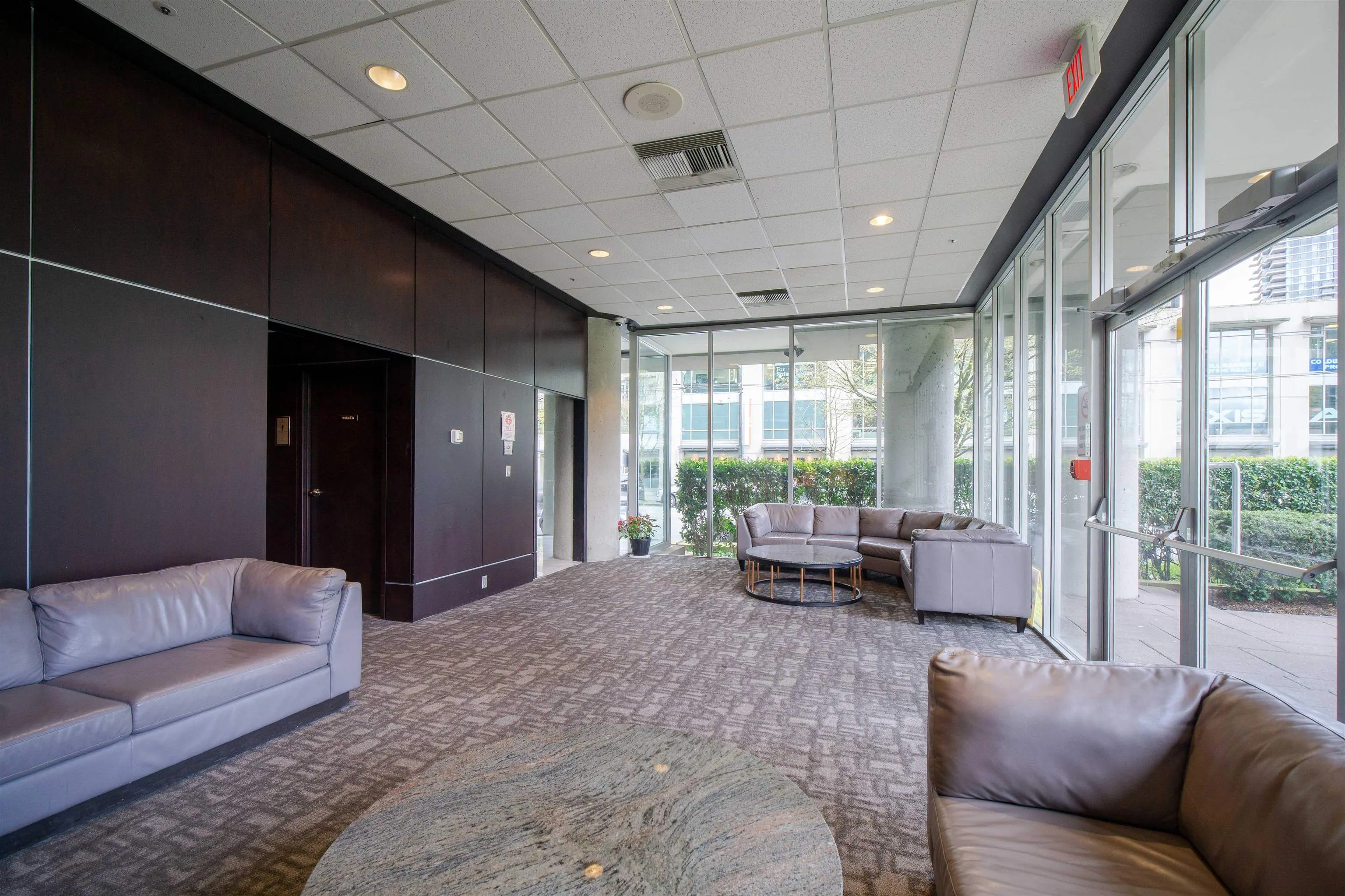 302 588 Broughton Street