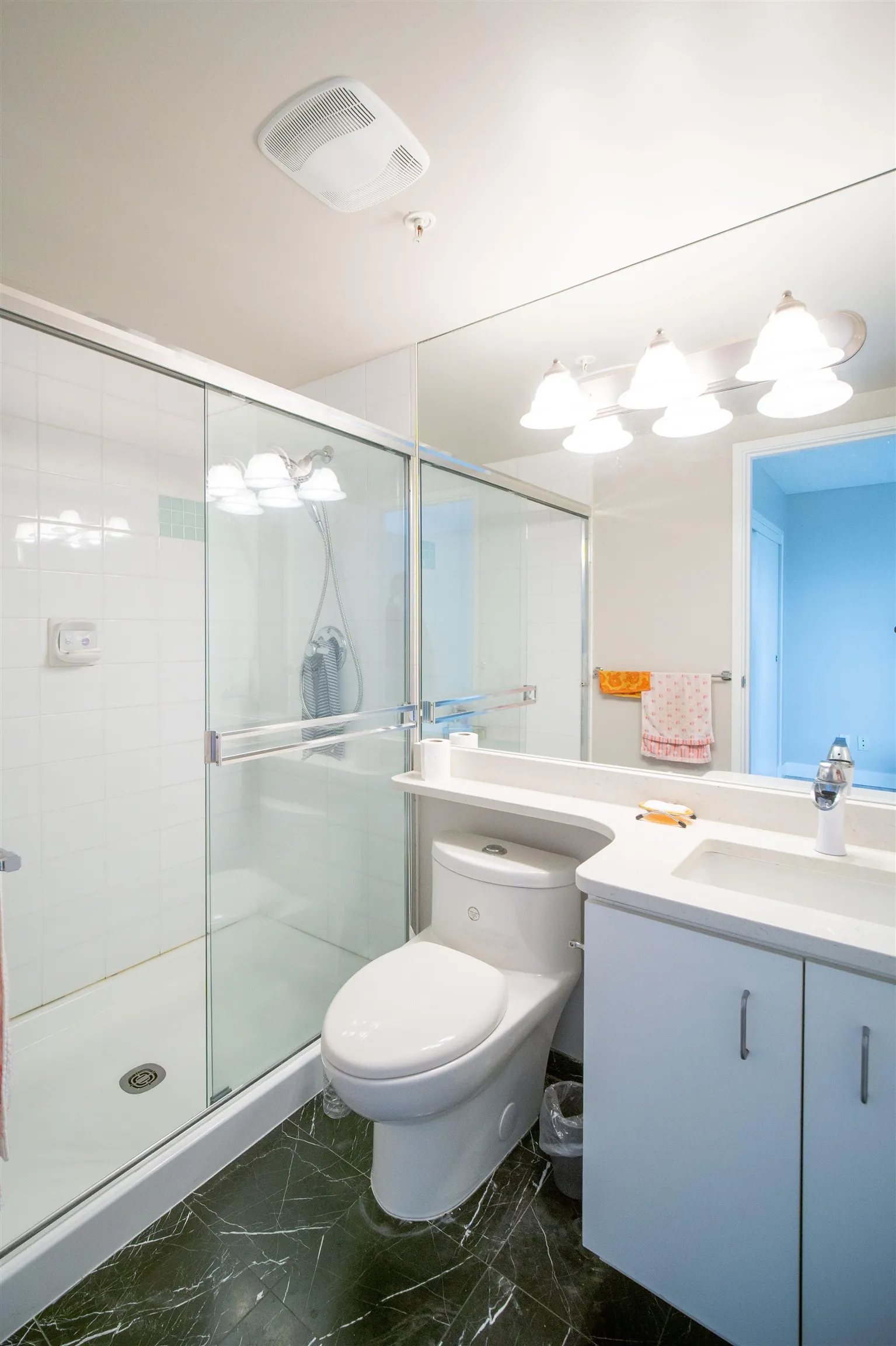 302 588 Broughton Street