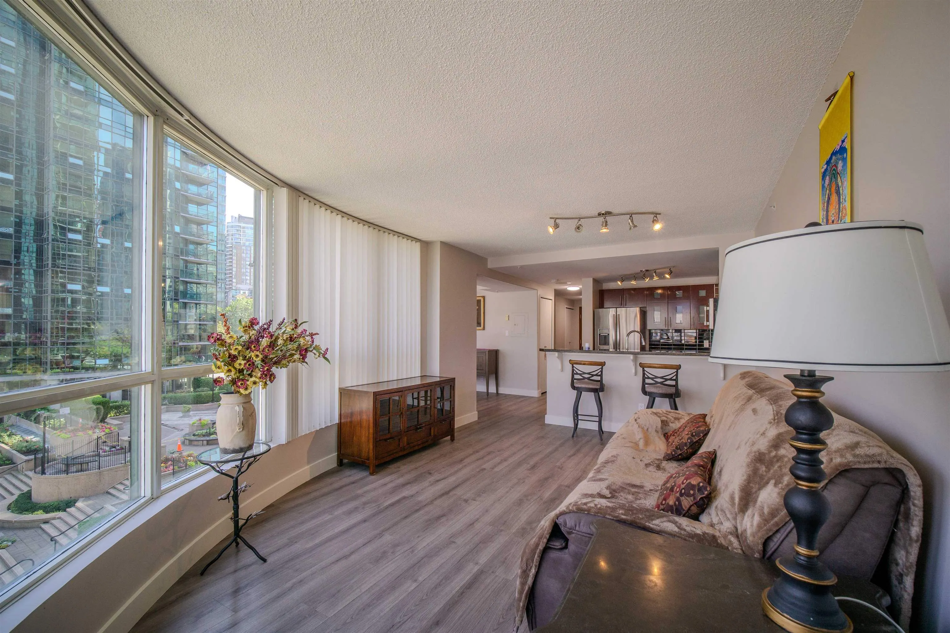 302 588 Broughton Street