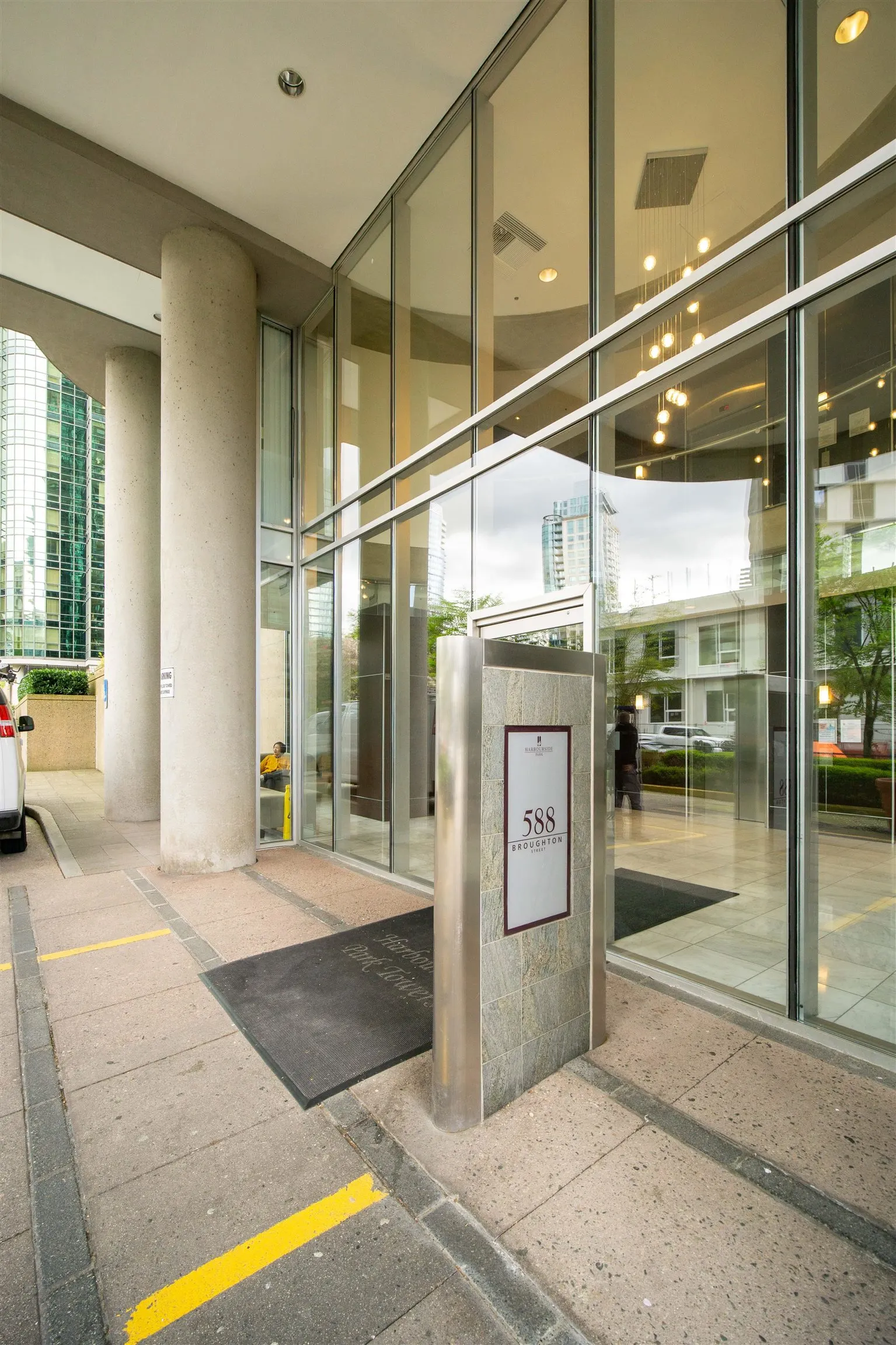 302 588 Broughton Street