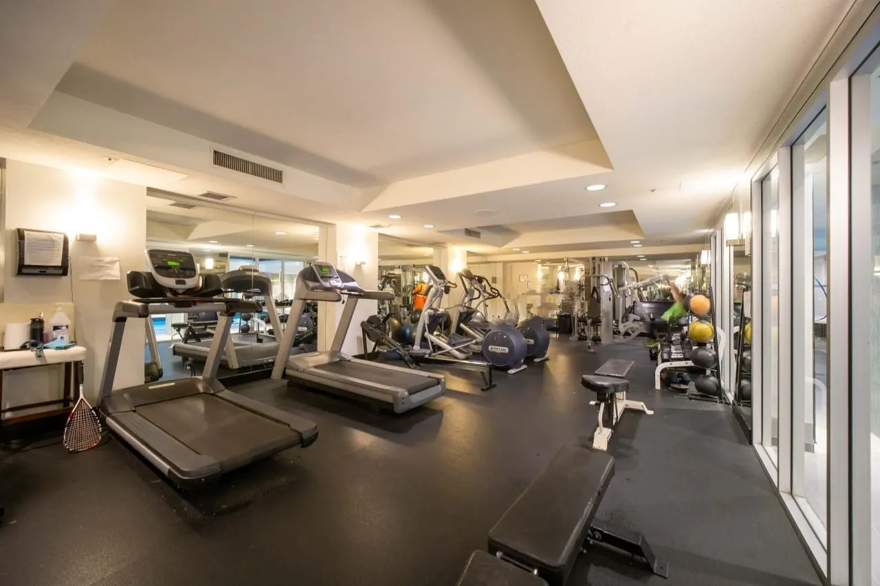 302 588 Broughton Street