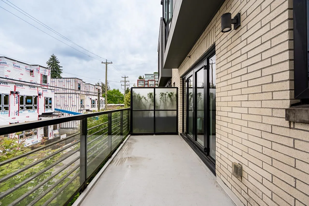 2 589 W King Edward Avenue
