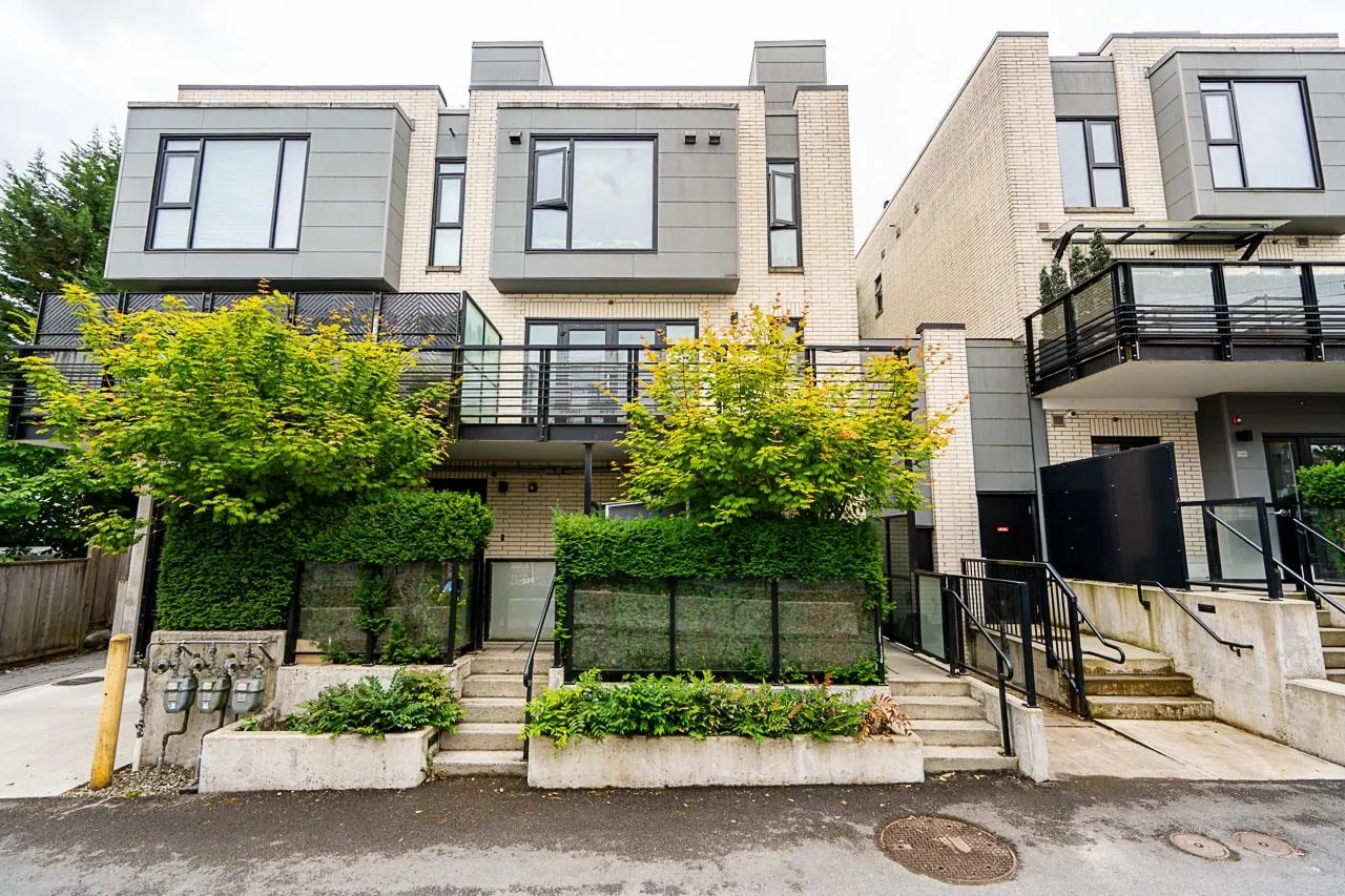 2 589 W King Edward Avenue