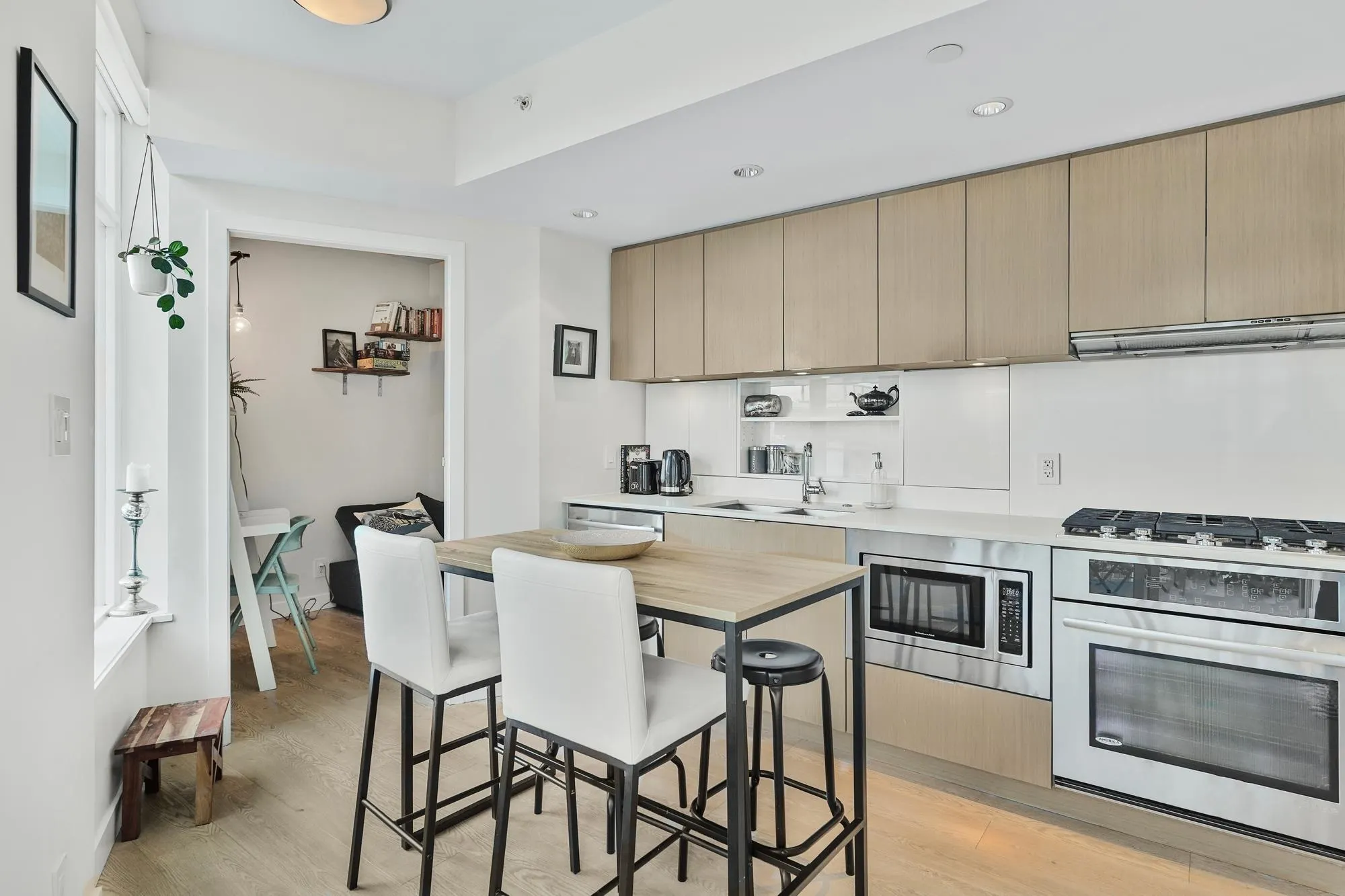 803 161 E 1st Avenue