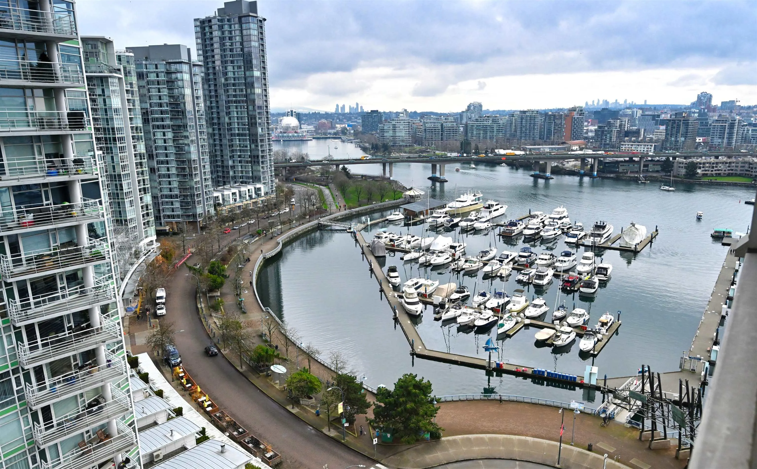 2002 1201 Marinaside Crescent