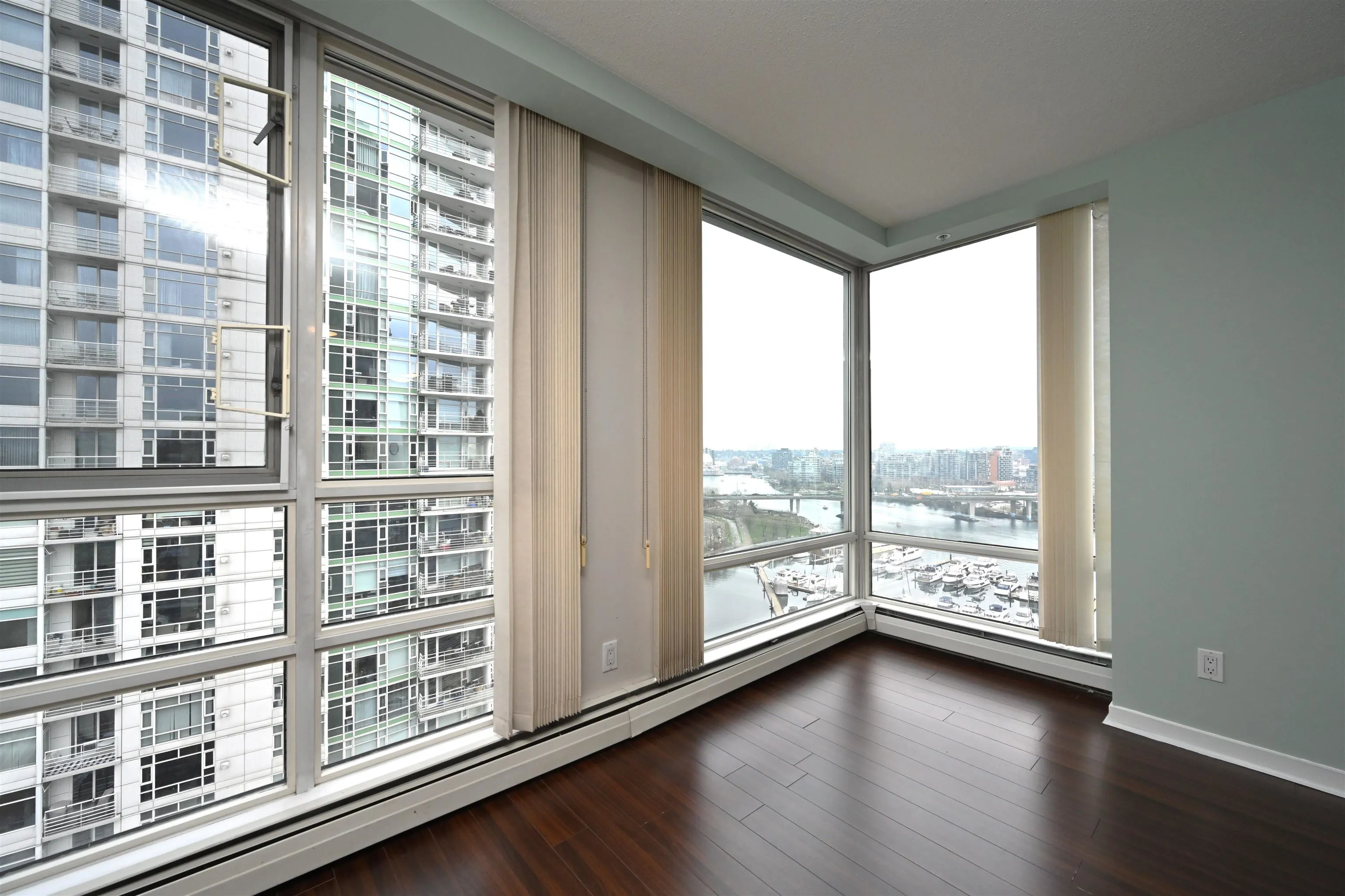 2002 1201 Marinaside Crescent