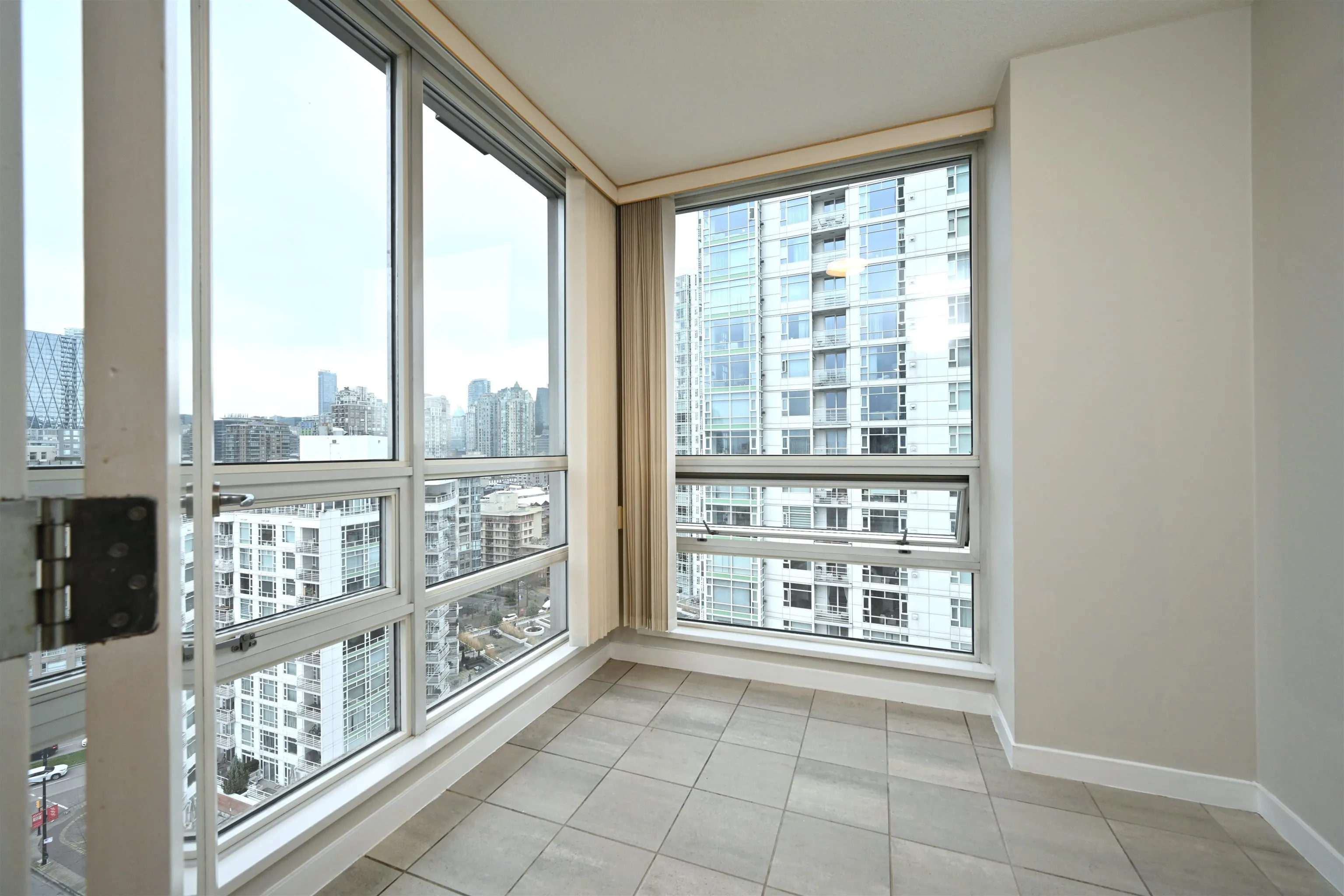 2002 1201 Marinaside Crescent