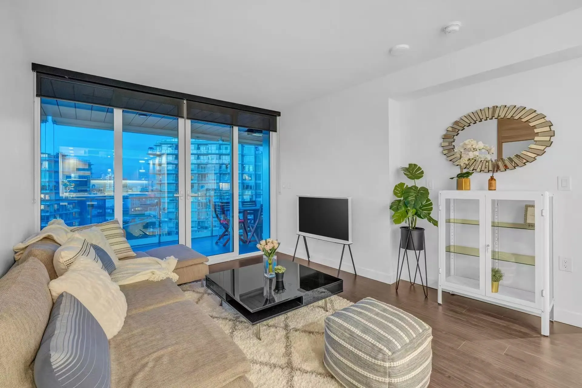 1207 1768 Cook Street