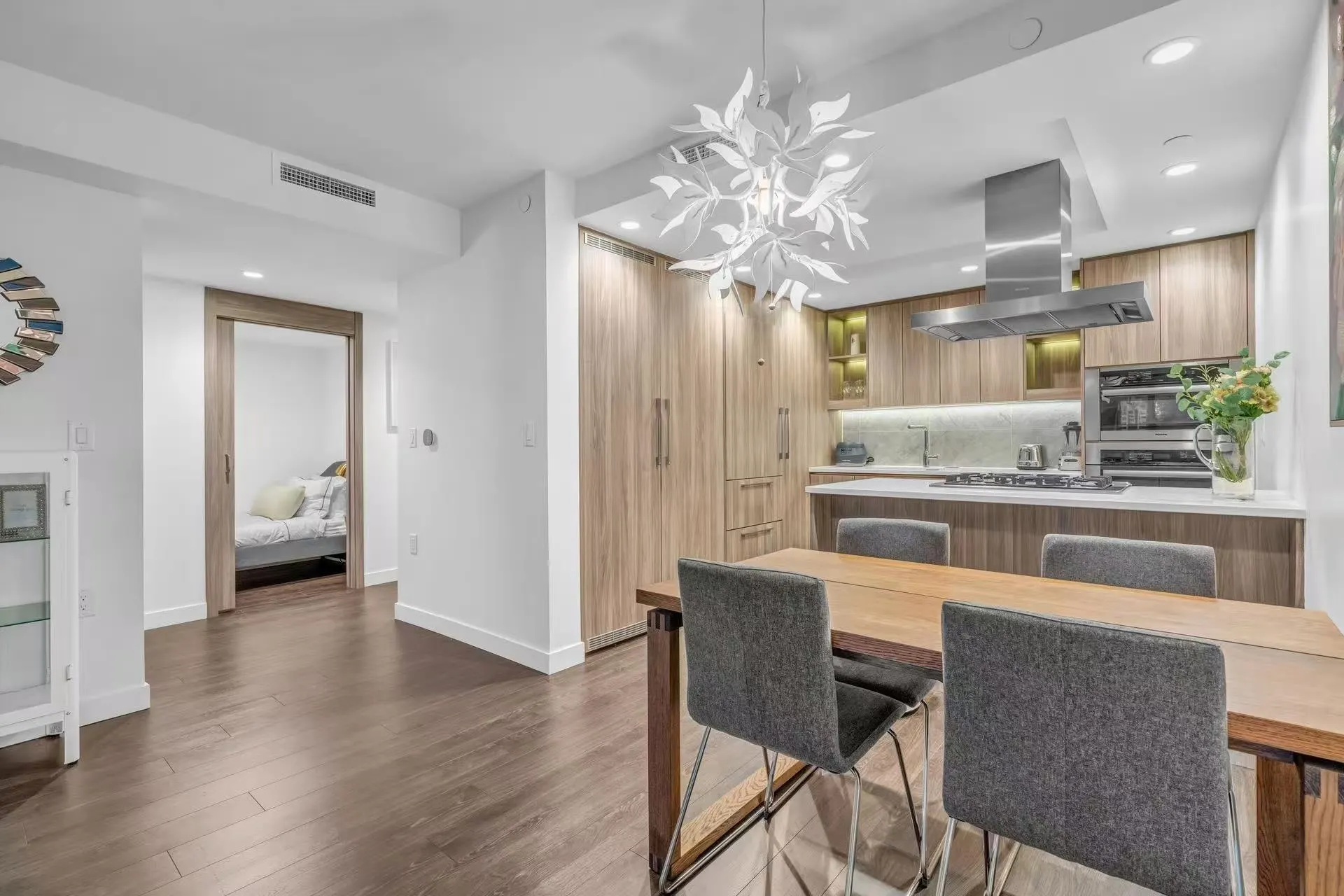 1207 1768 Cook Street