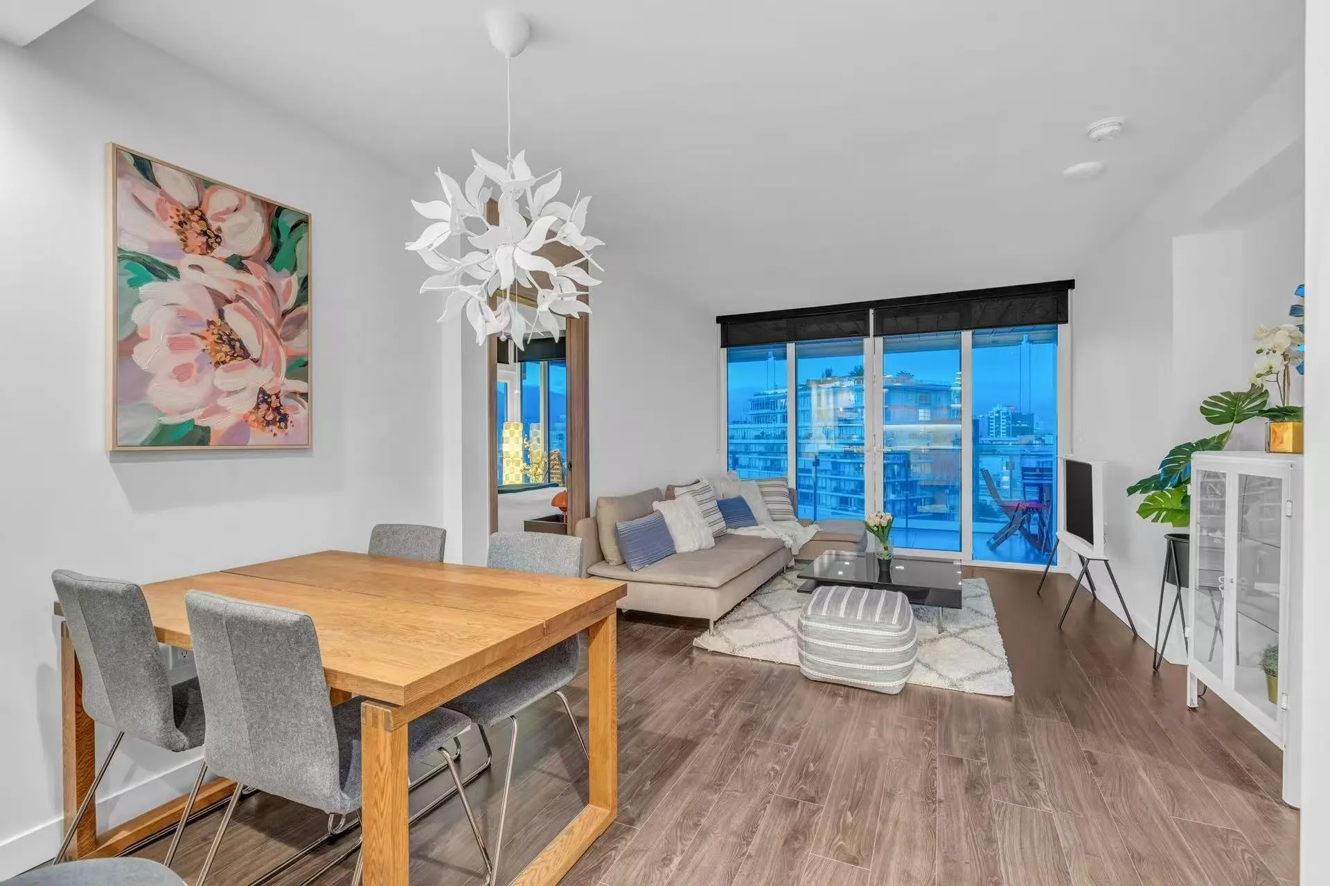 1207 1768 Cook Street