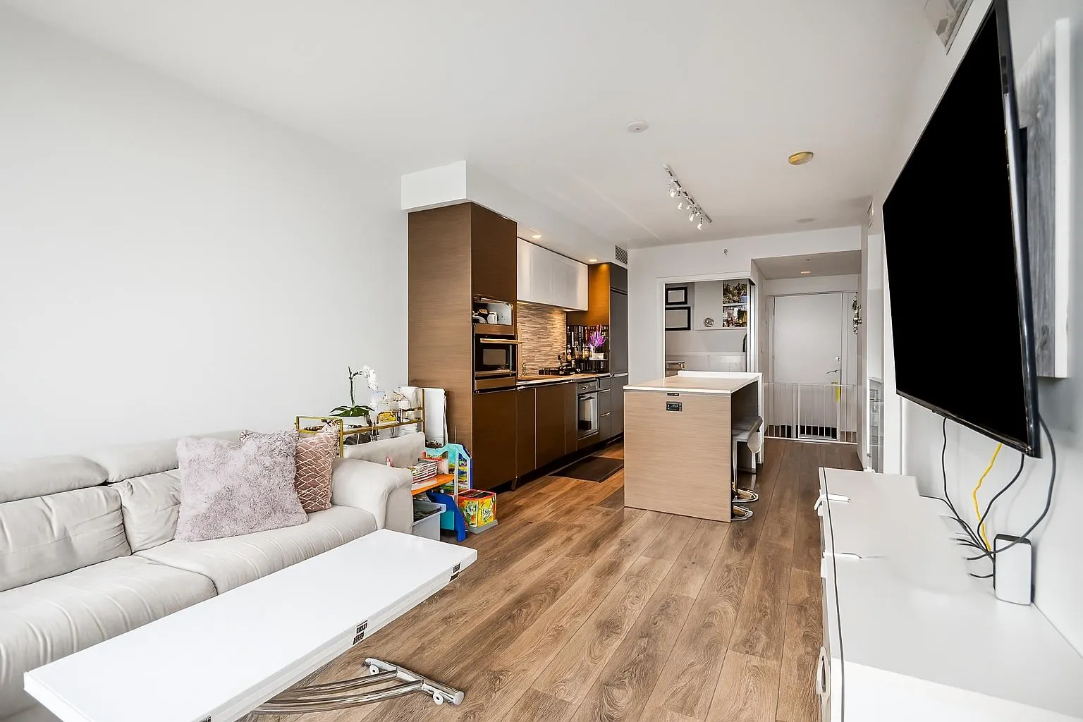 1308 5233 Gilbert Road