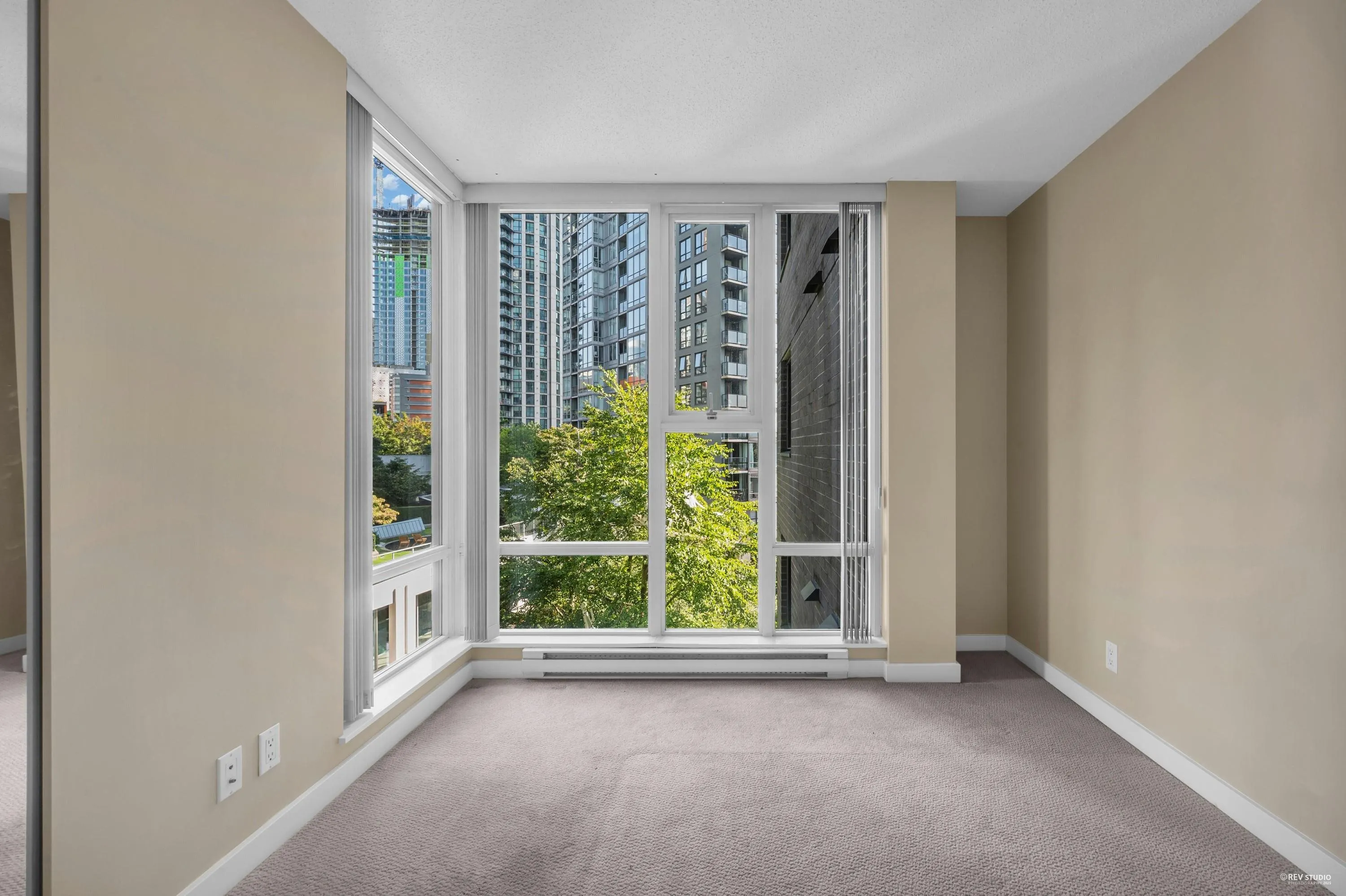 607 583 Beach Crescent