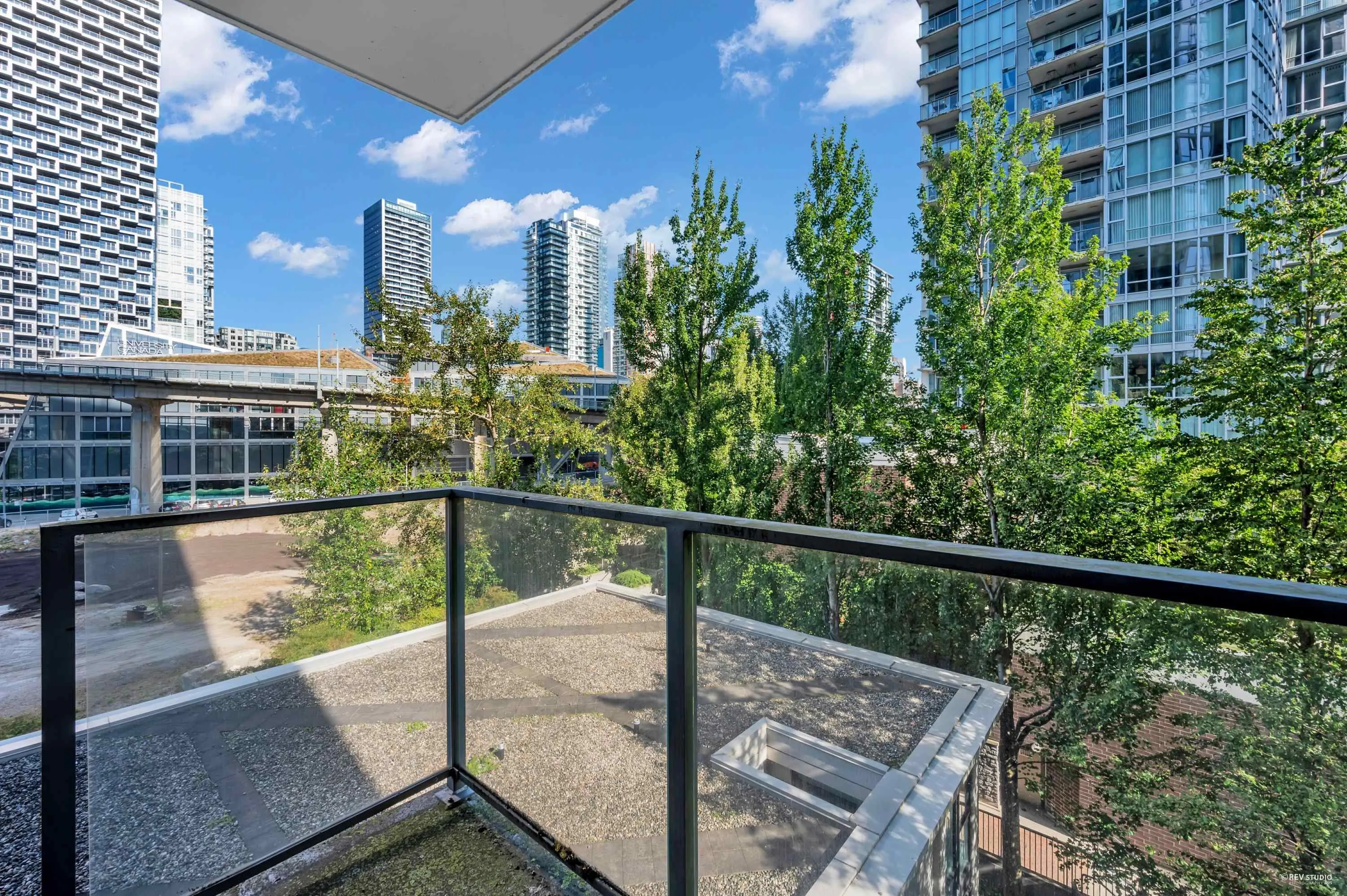 607 583 Beach Crescent