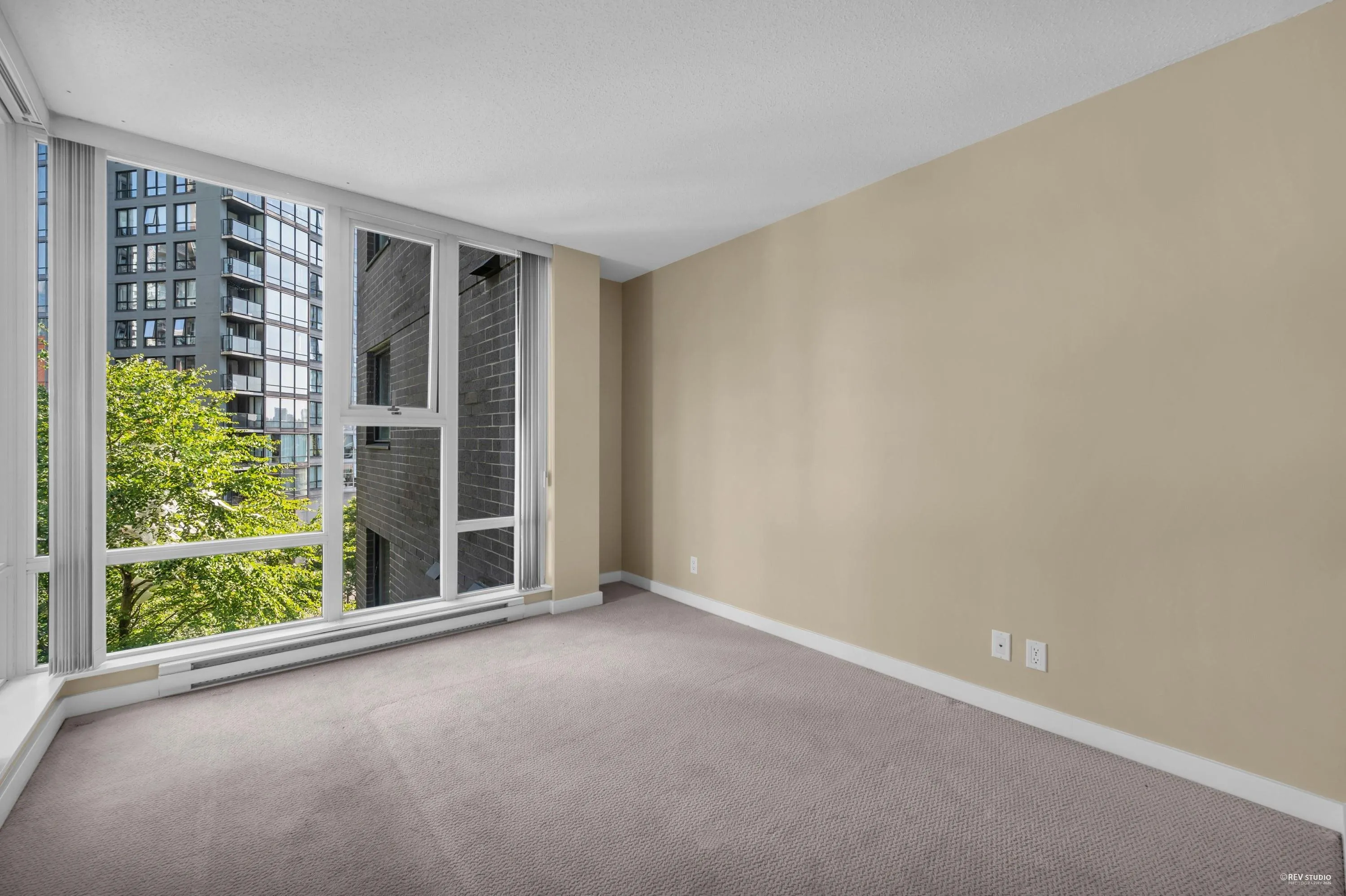 607 583 Beach Crescent