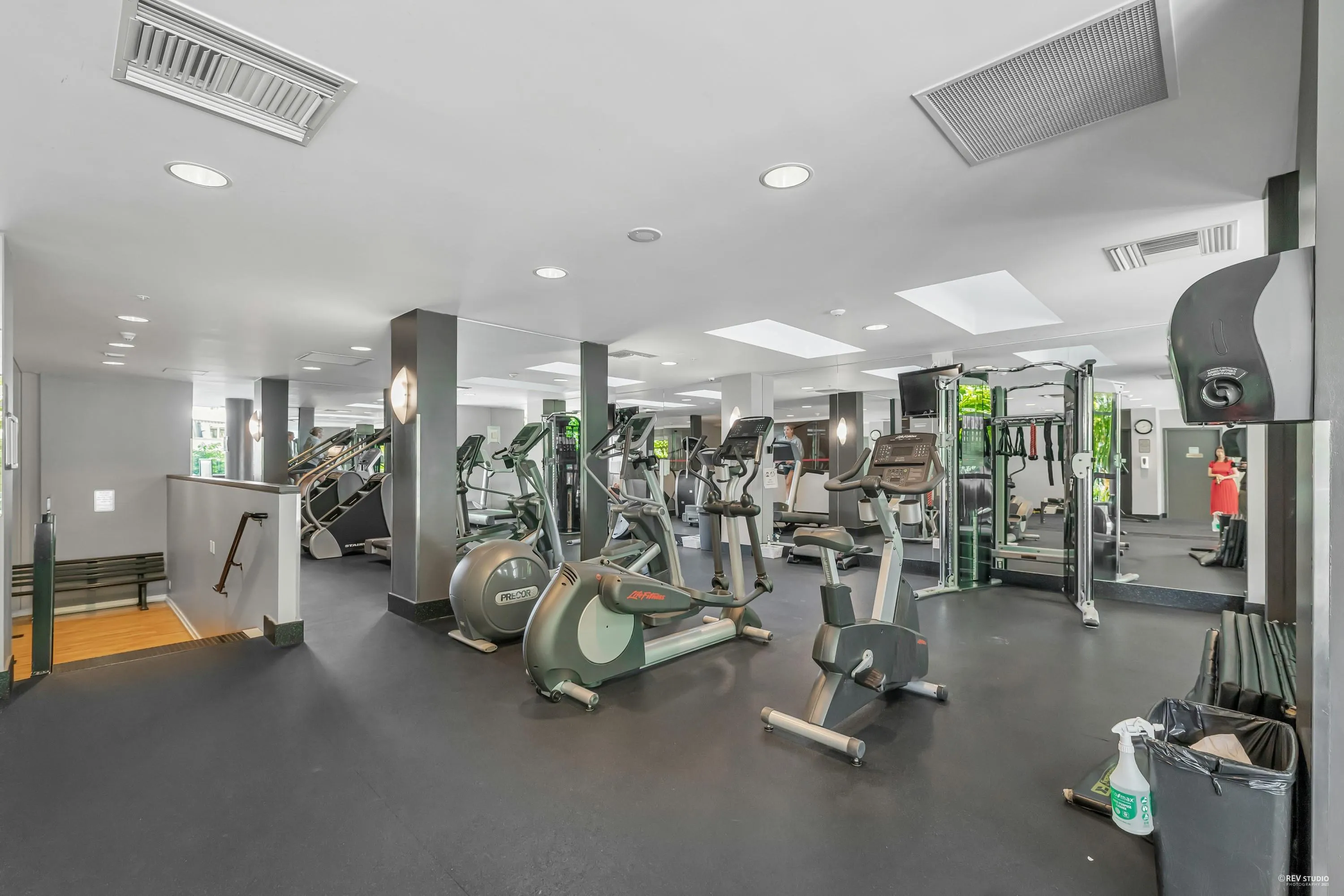 607 583 Beach Crescent